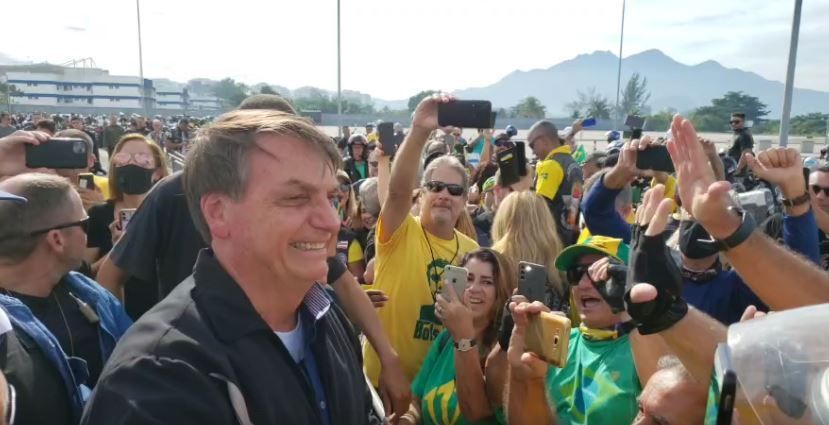 PGR diz não ver crime de Bolsonaro por aglomeração