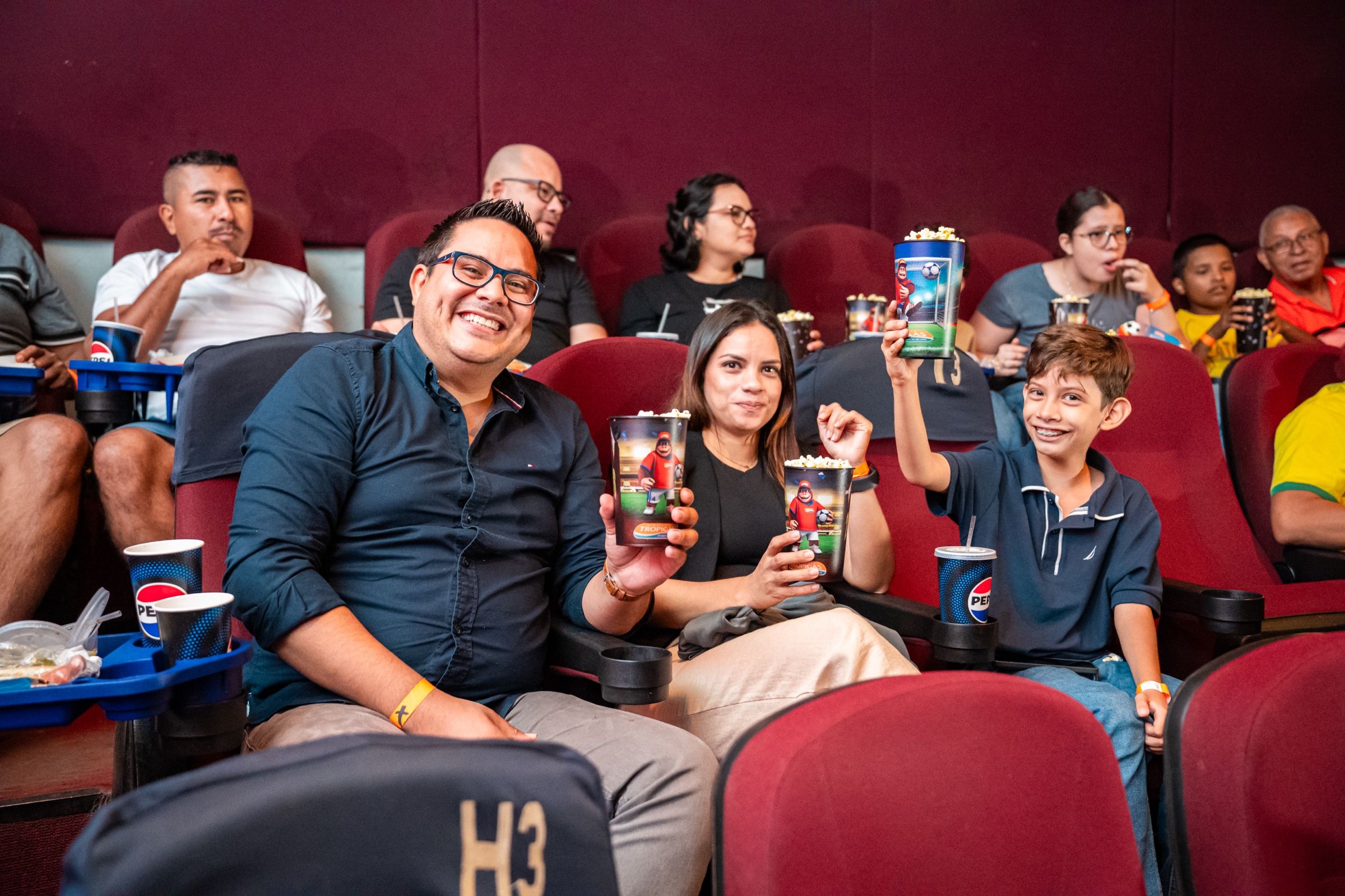 Público en las butacas siguiendo el partido con los vasos de la promoción.