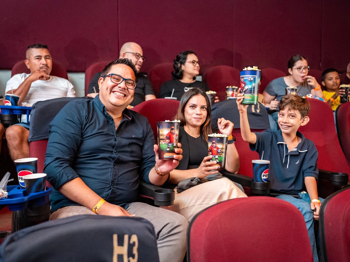 Público en las butacas siguiendo el partido con los vasos de la promoción.