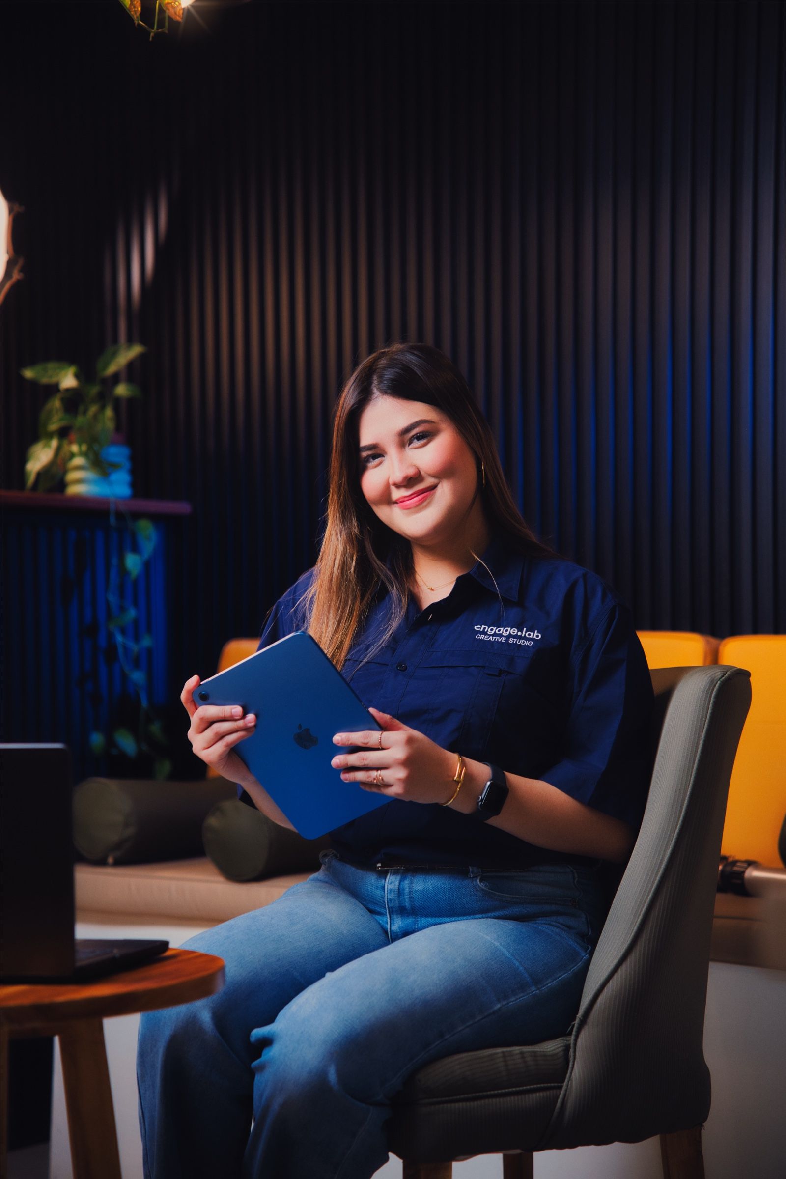 Andrea Córdoba, sentada con una tableta en las manos, en el estudio.