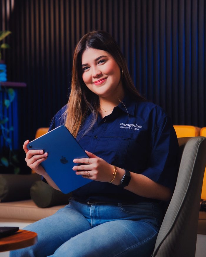 Andrea Córdoba, sentada con una tableta en las manos, en el estudio.