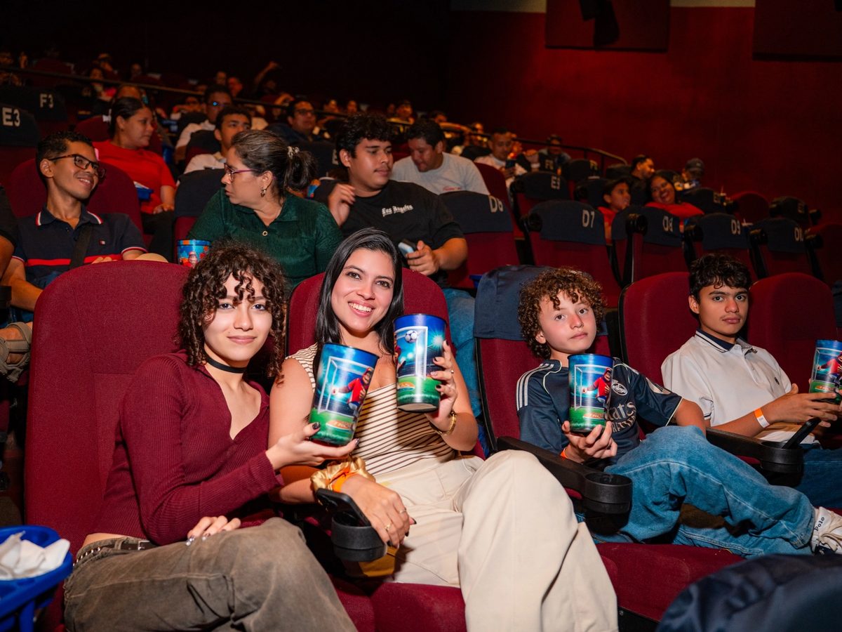 Público en la sala durante la función, con los vasos de Cancha Naranja.