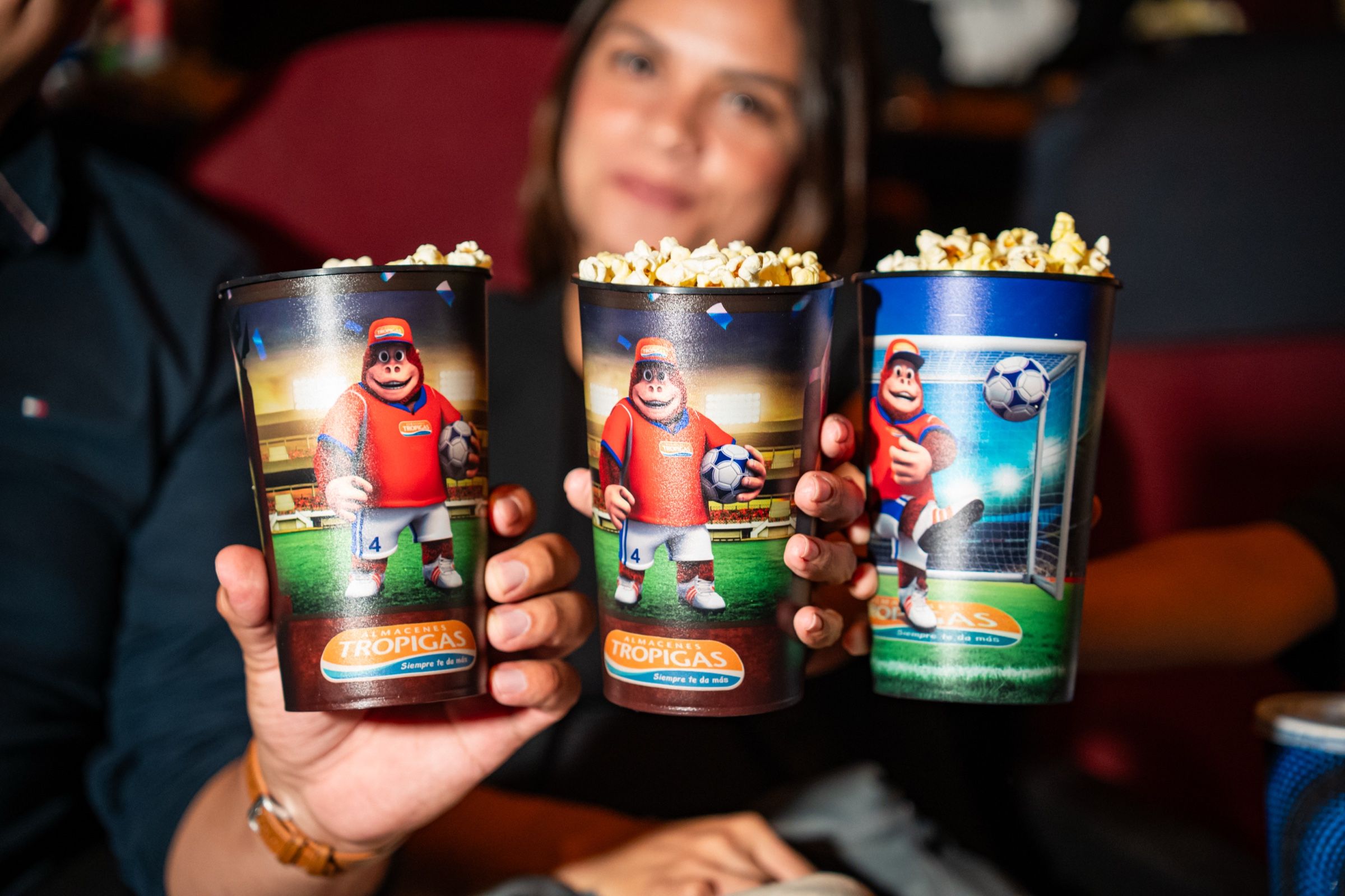 Tres vasos de la promoción sostenidos dentro de la sala.