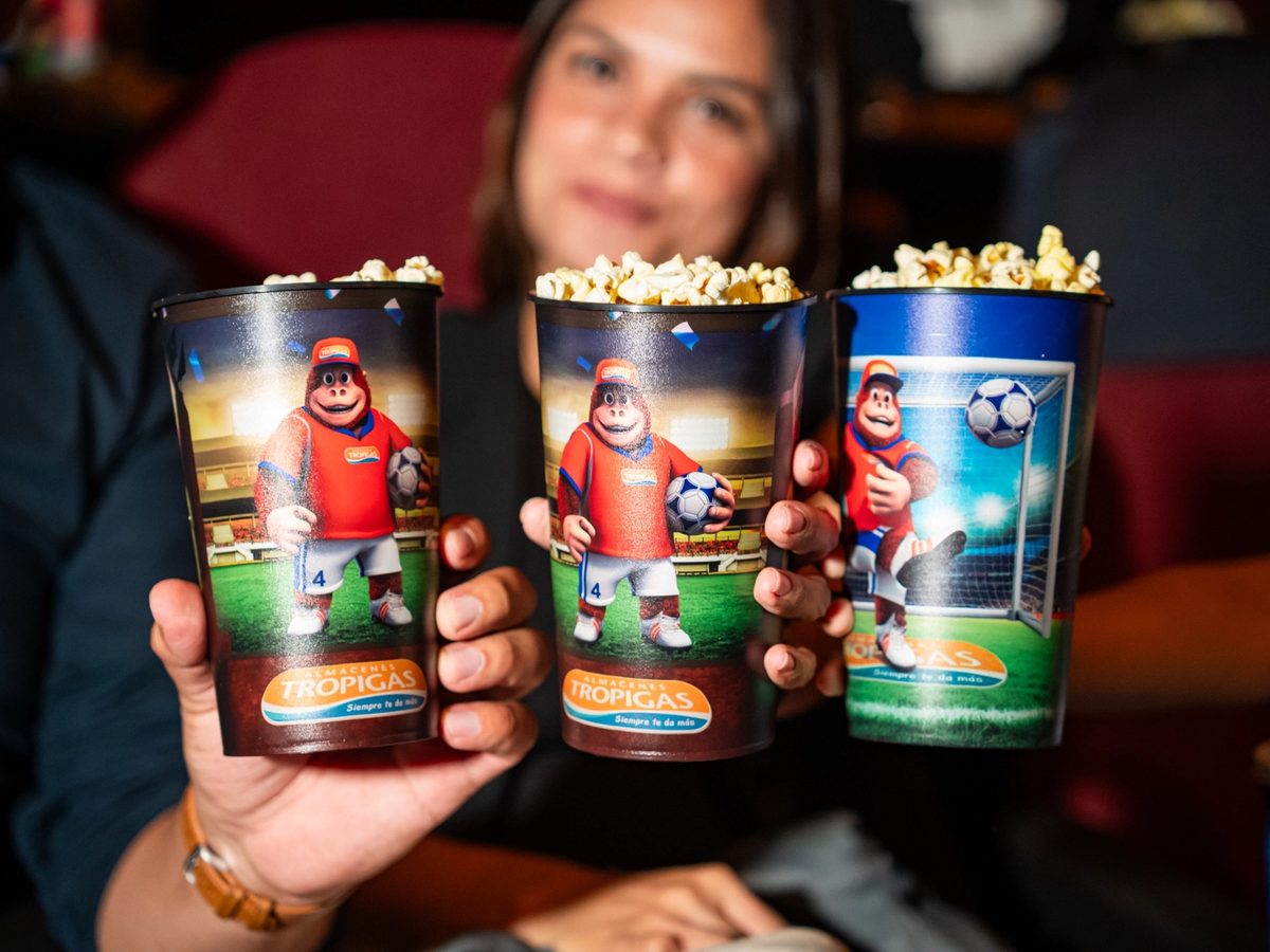 Tres vasos de la promoción sostenidos dentro de la sala.