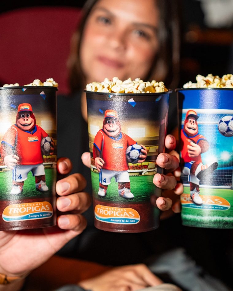 Tres vasos de la promoción sostenidos dentro de la sala.