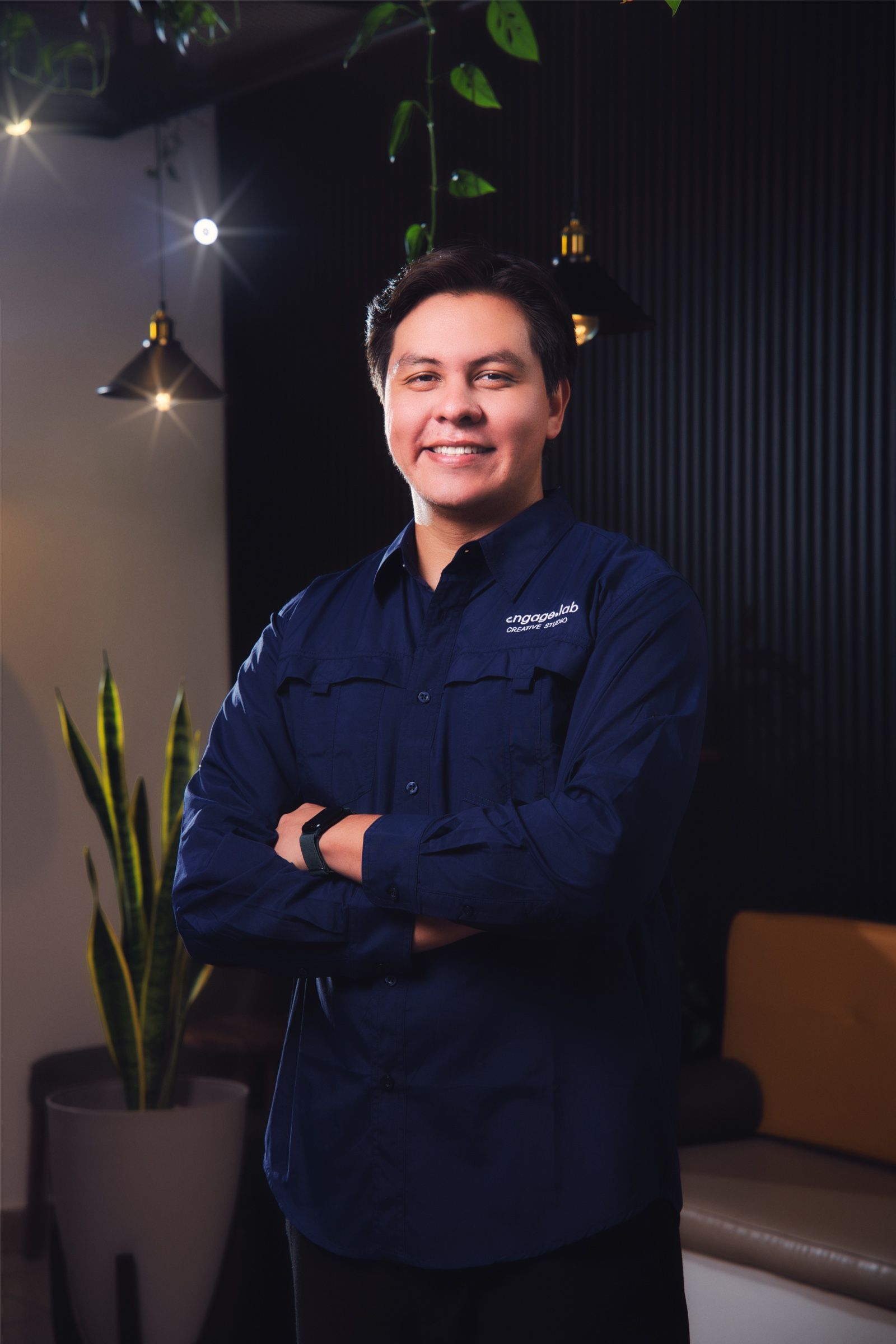 Rigoberto Carranza, con camisa azul de engage.lab y los brazos cruzados, en el estudio.