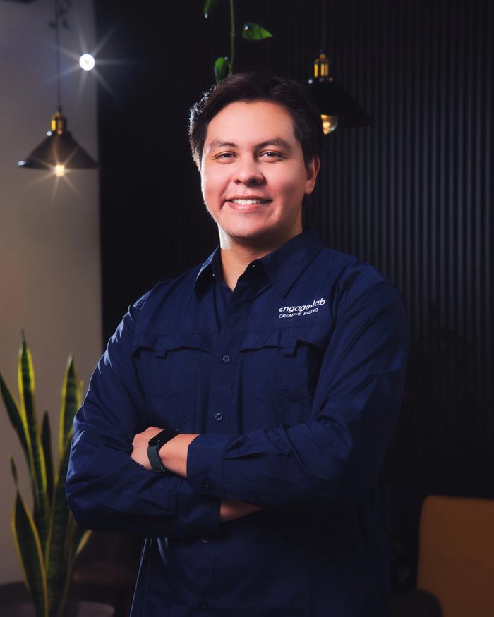 Rigoberto Carranza, con camisa azul de engage.lab y los brazos cruzados, en el estudio.