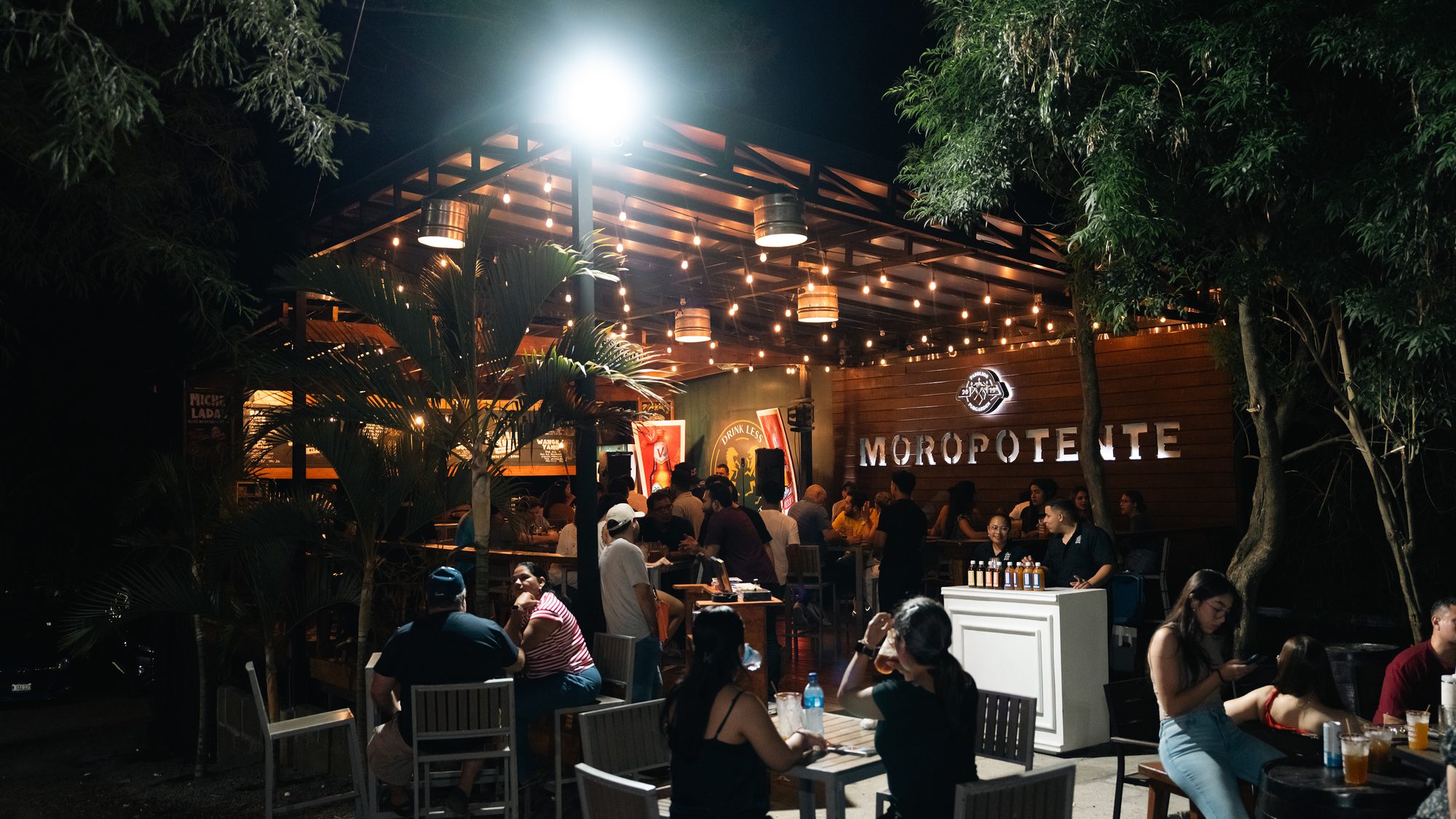 Pasolion Pub Garden de noche desde el exterior en su sexto aniversario.