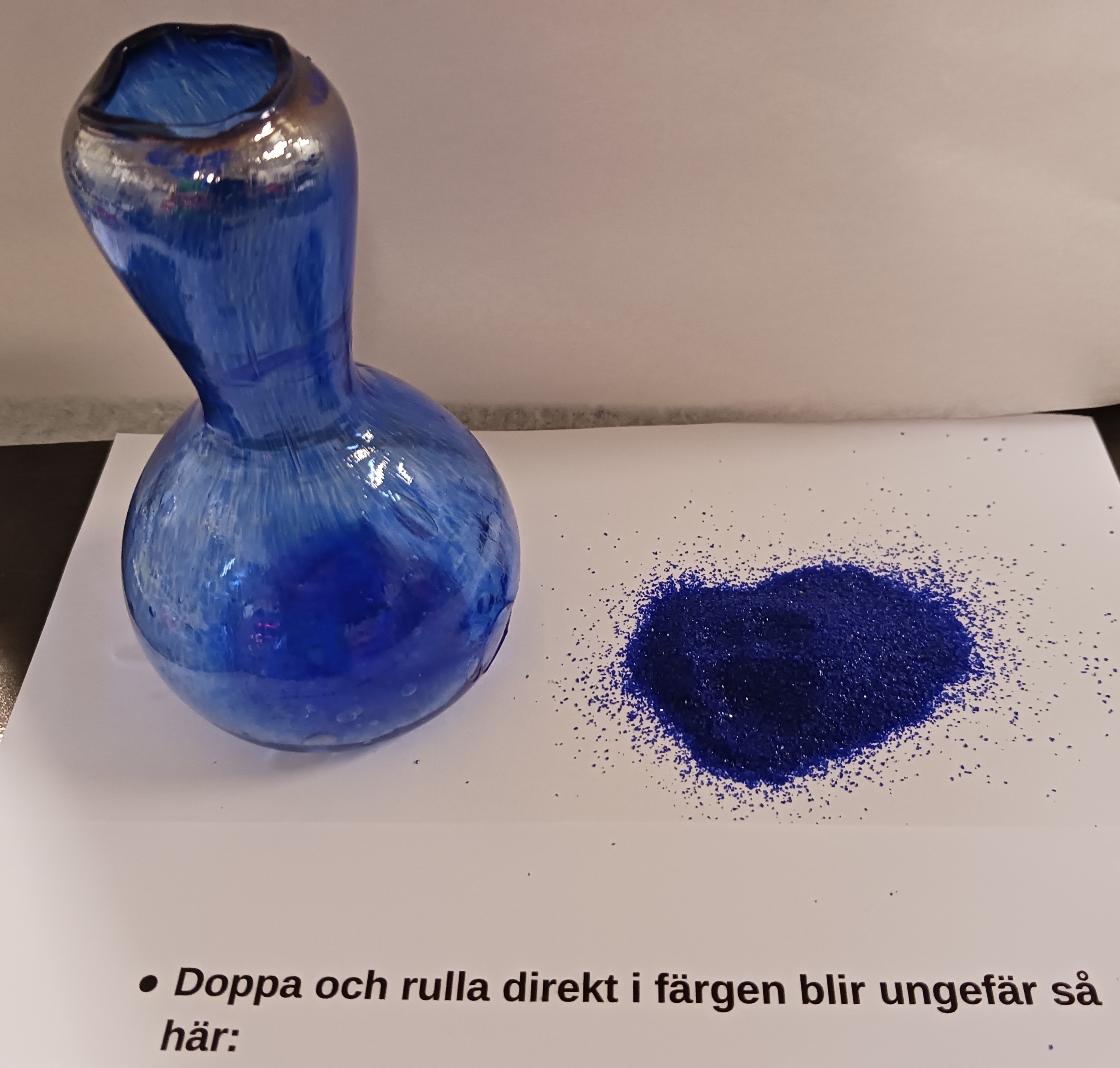 Hur man lägger ut glasfärg innan man blåser