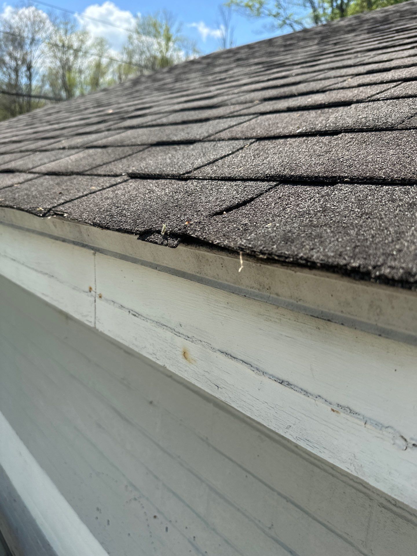 Joint between siding and roof edge