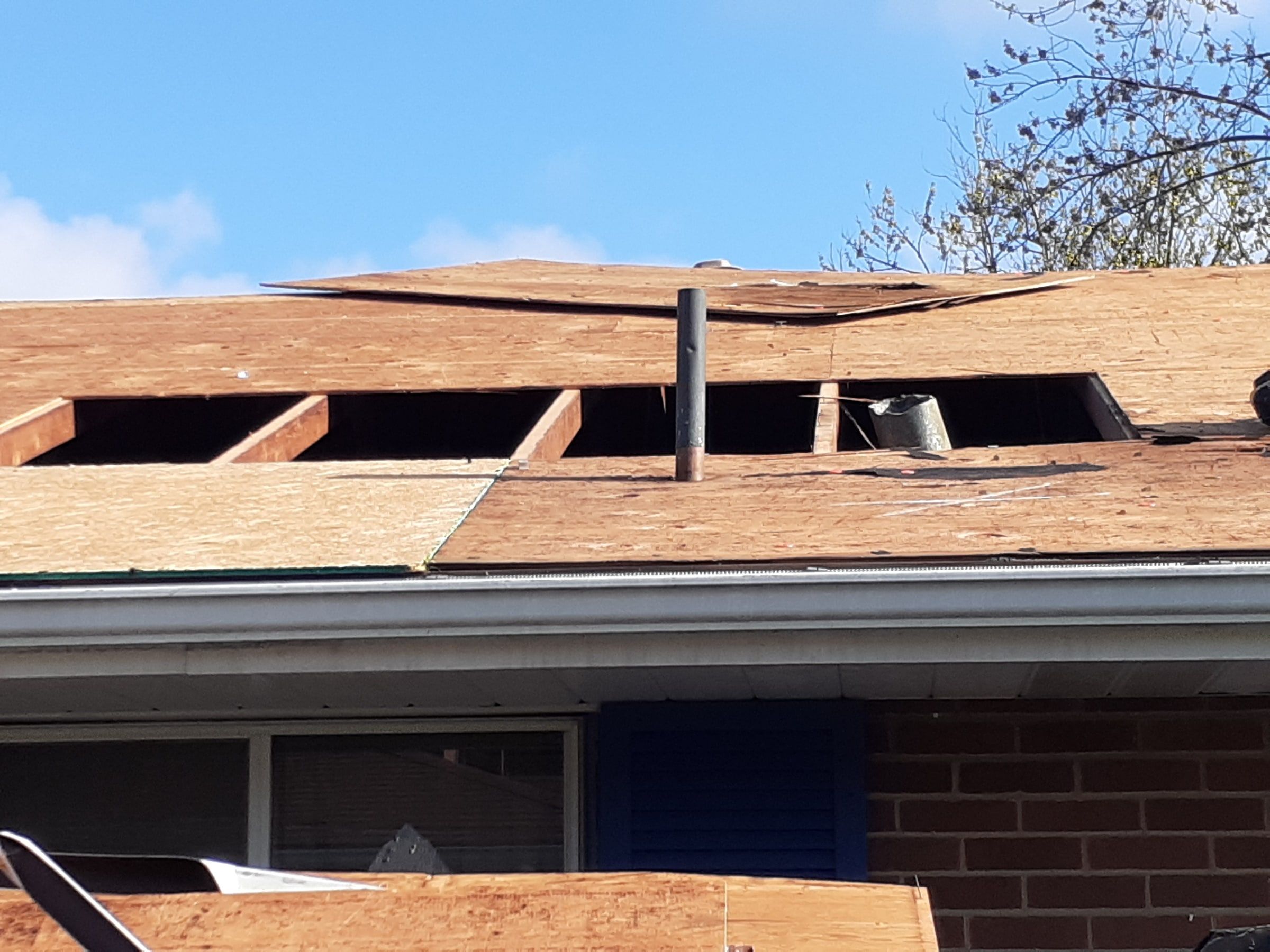 Cut-out deck sections along the front eave above the windows, Kettering, Ohio.