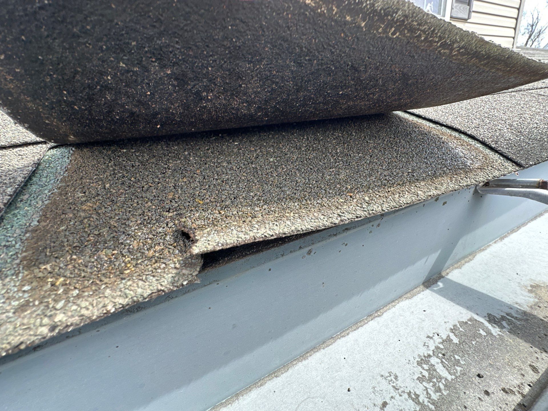 Shingle corner at the roof edge