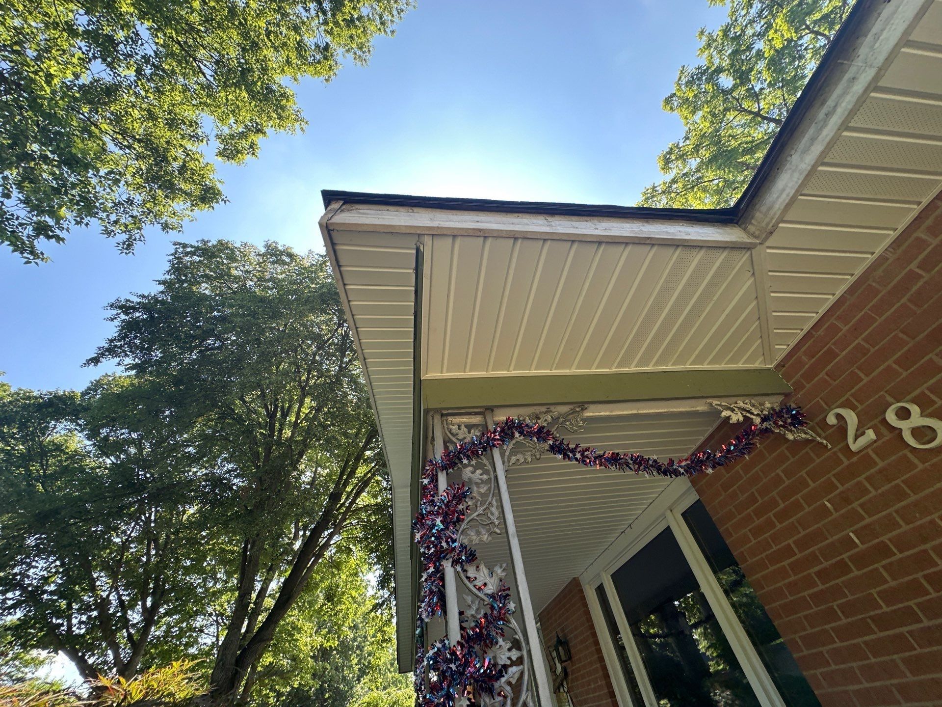 Eave return at the corner of the house