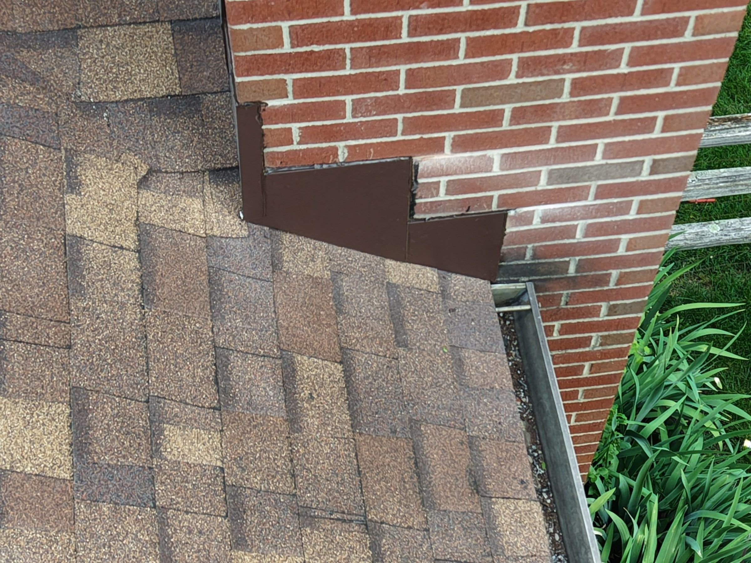 Roof-to-wall line at the brickwork