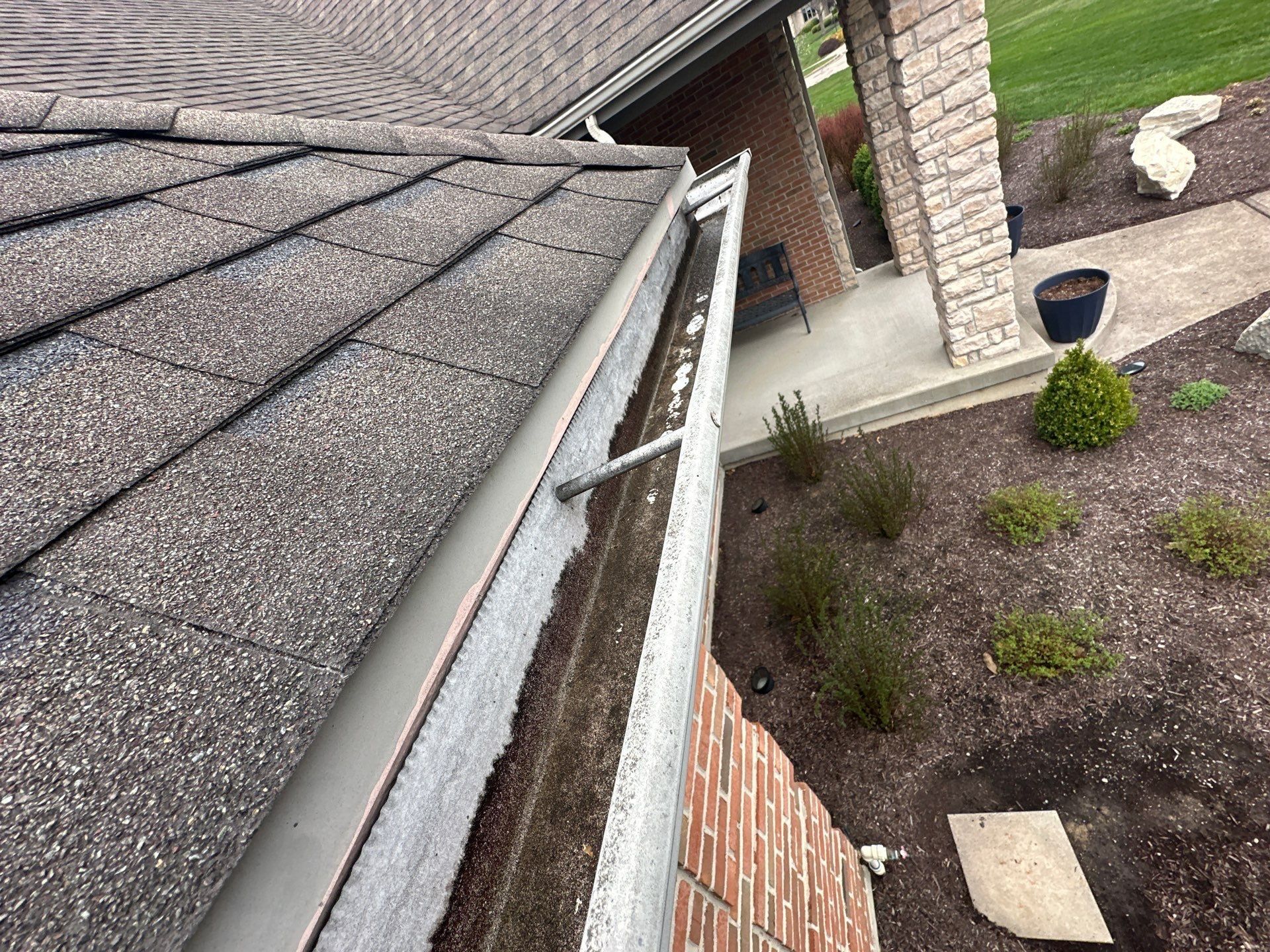 Roof edge, gutter and stone corner