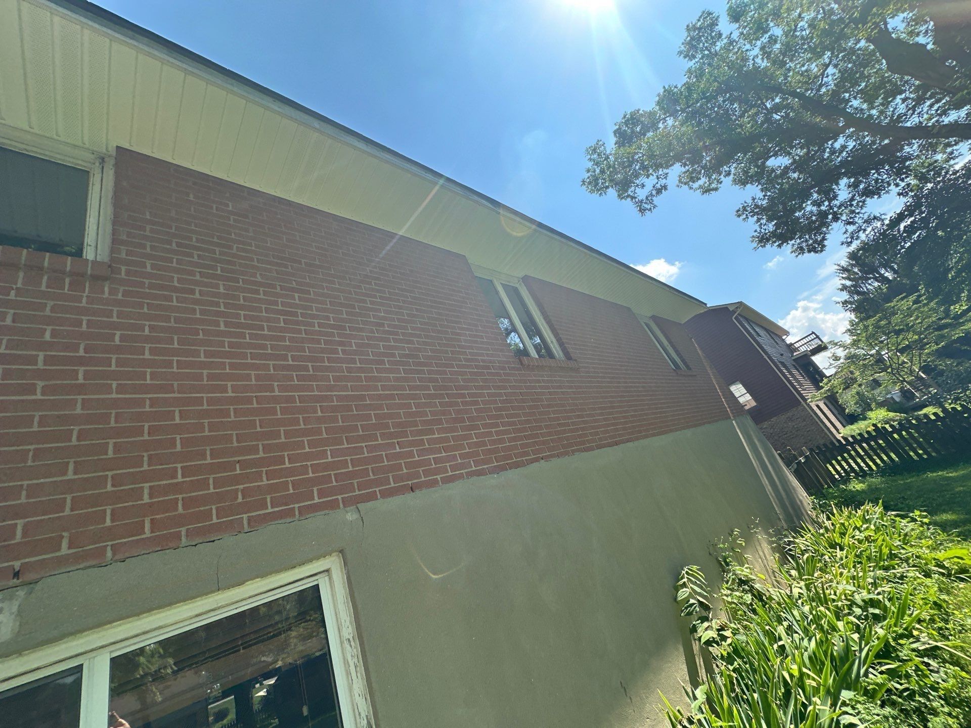 Pale trim band under the roof edge