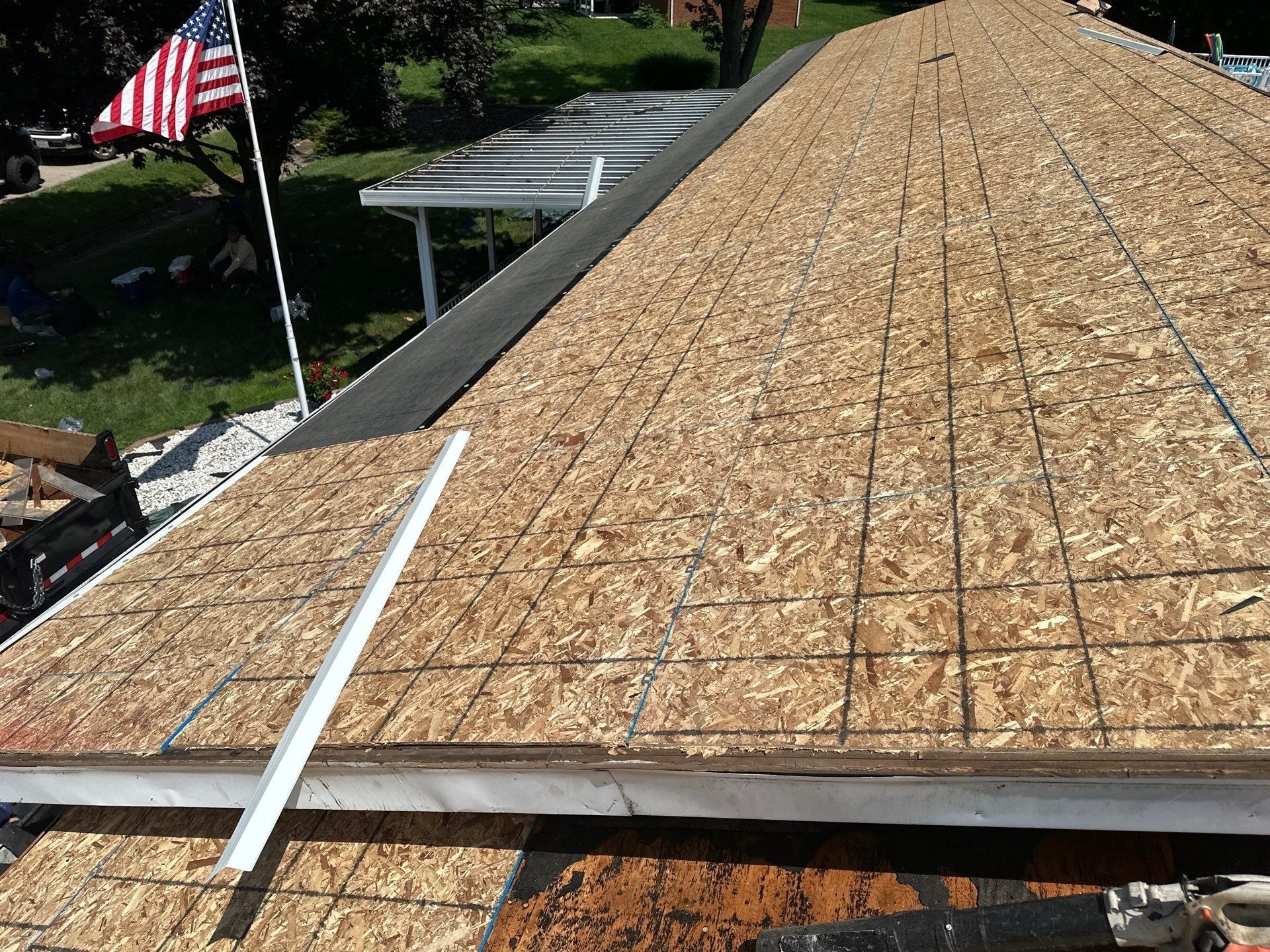 Edge metal along the sheathed eave