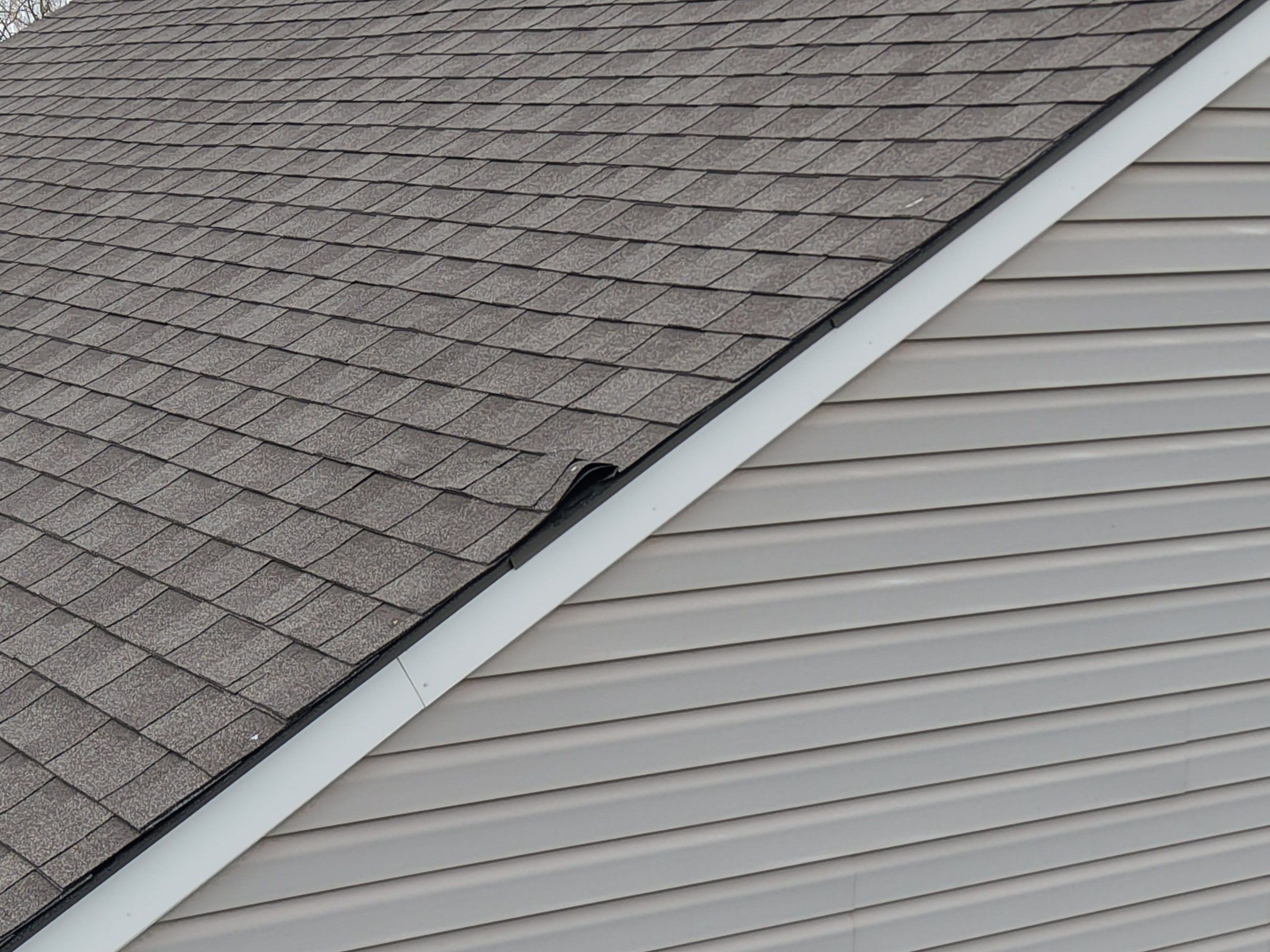 Roof edge above the siding