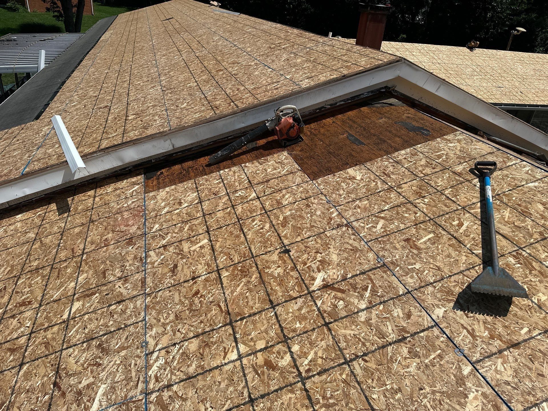 Sheathing and edge metal on the deck