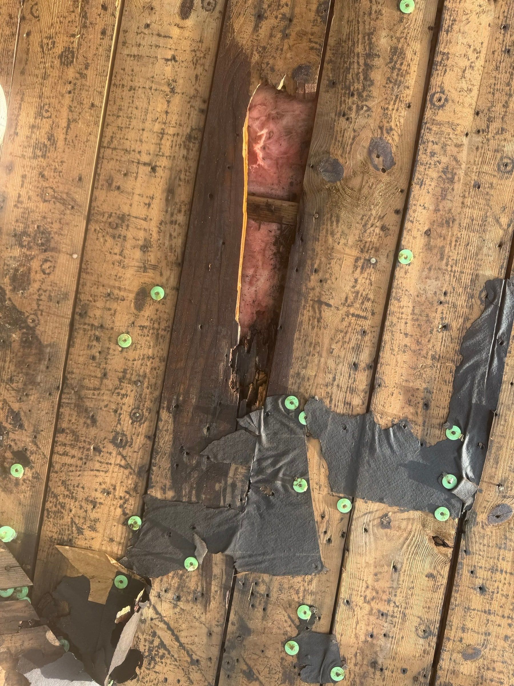 Gap between decking boards and insulation