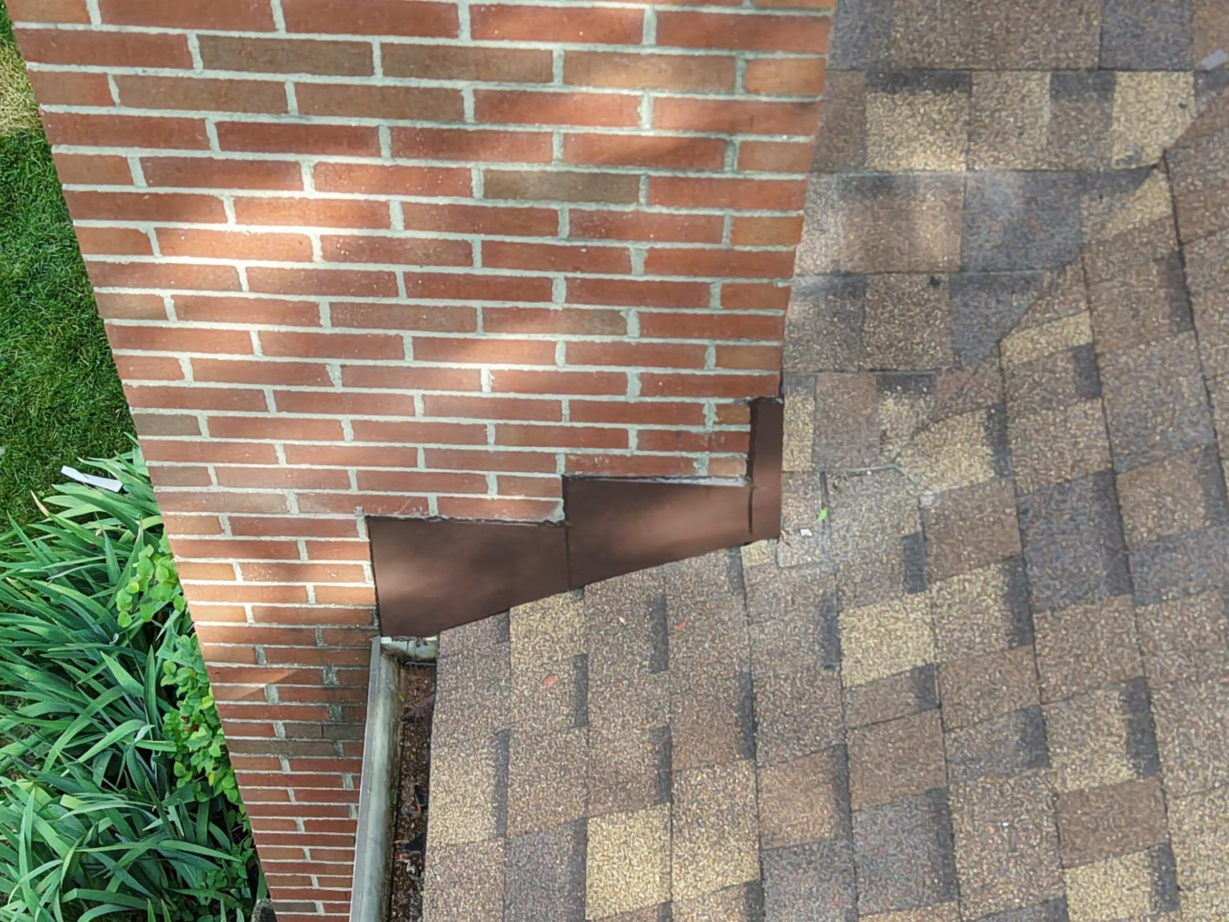 Shingle courses at the brick wall