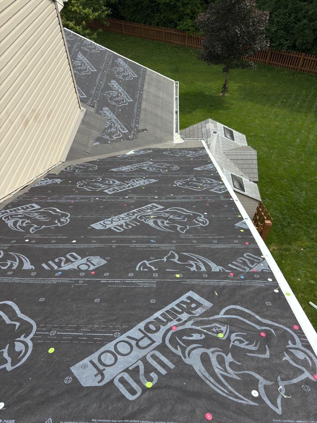 Underlayment over the hip with cap fasteners