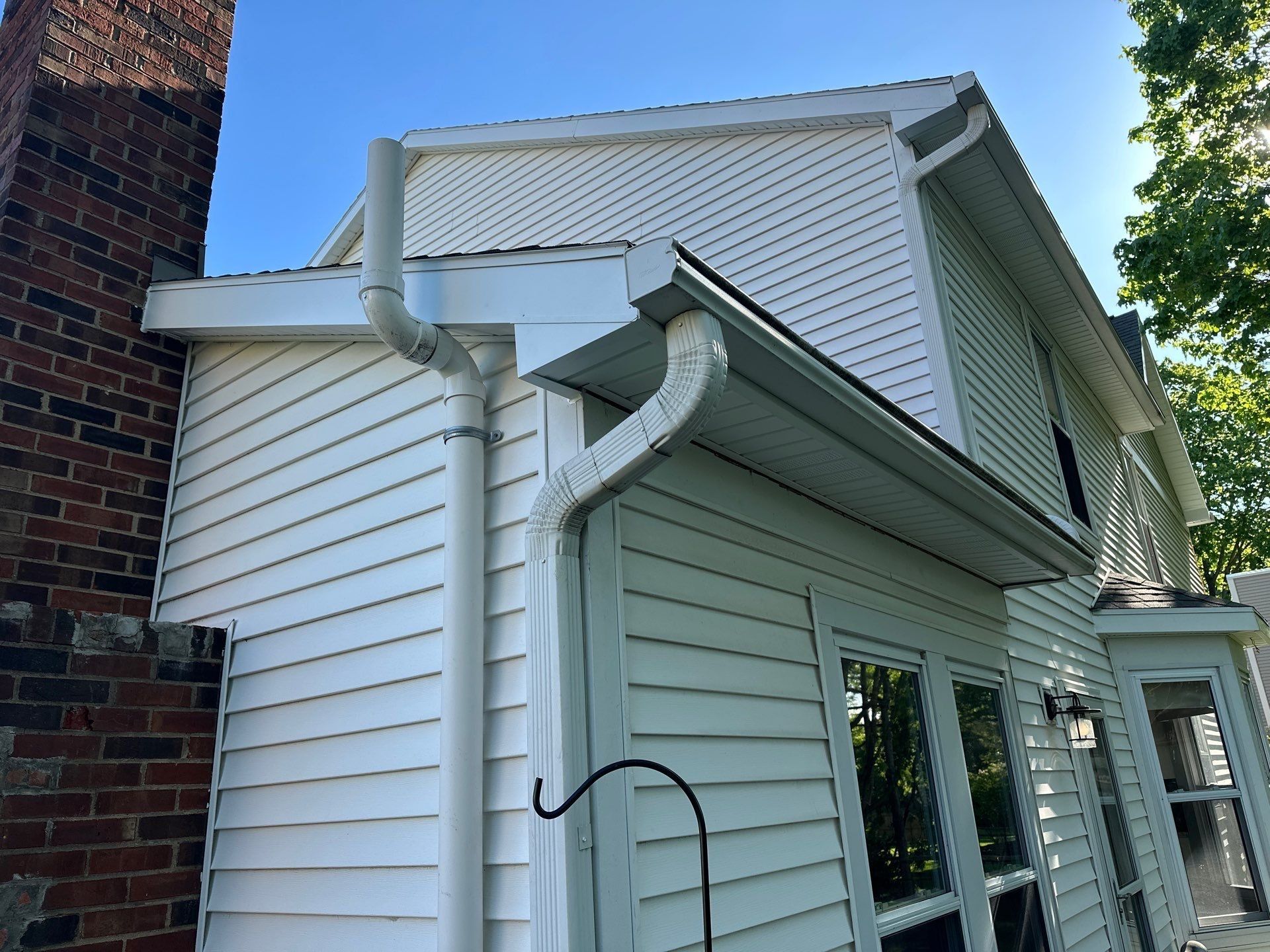 A finished fascia, soffit and gutter line after replacement on a Bellbrook, Ohio home.