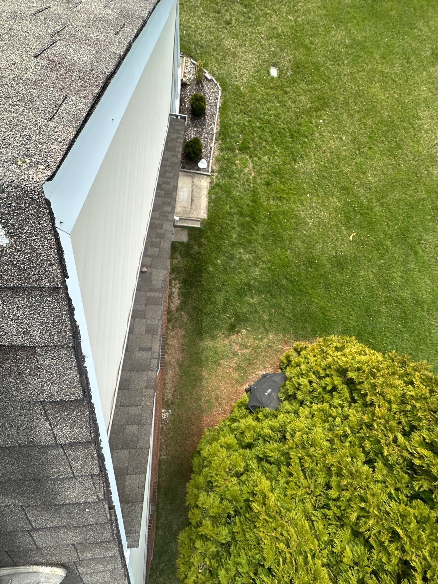 Roof edge and gutter to the side yard