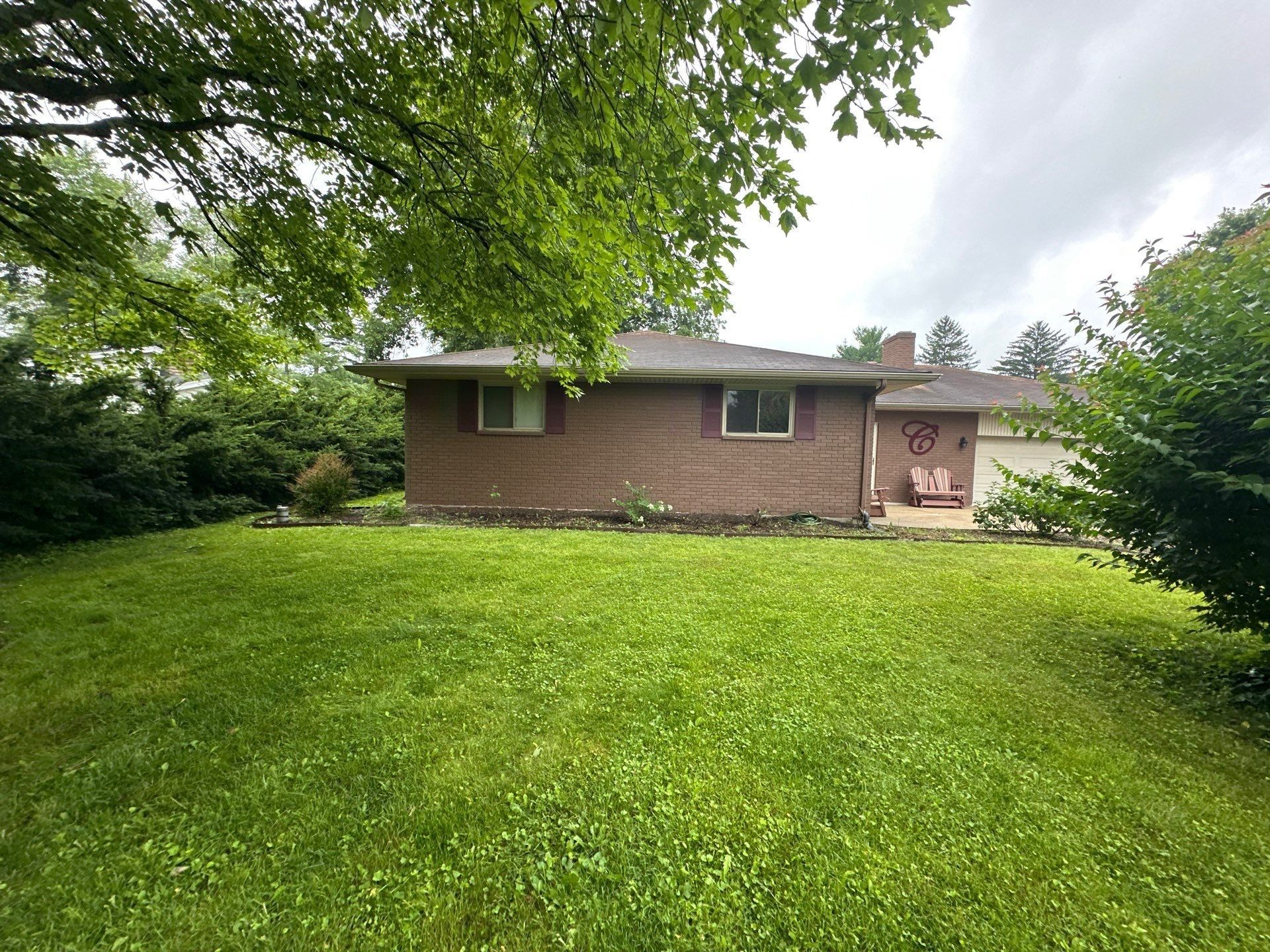 Brick ranch home and front lawn before the roof replacement, Beavercreek, Ohio.