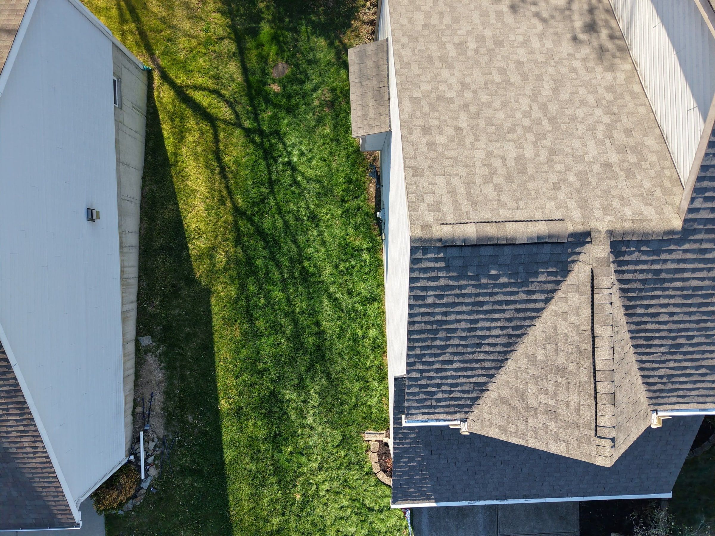 Lawn strip between the two houses