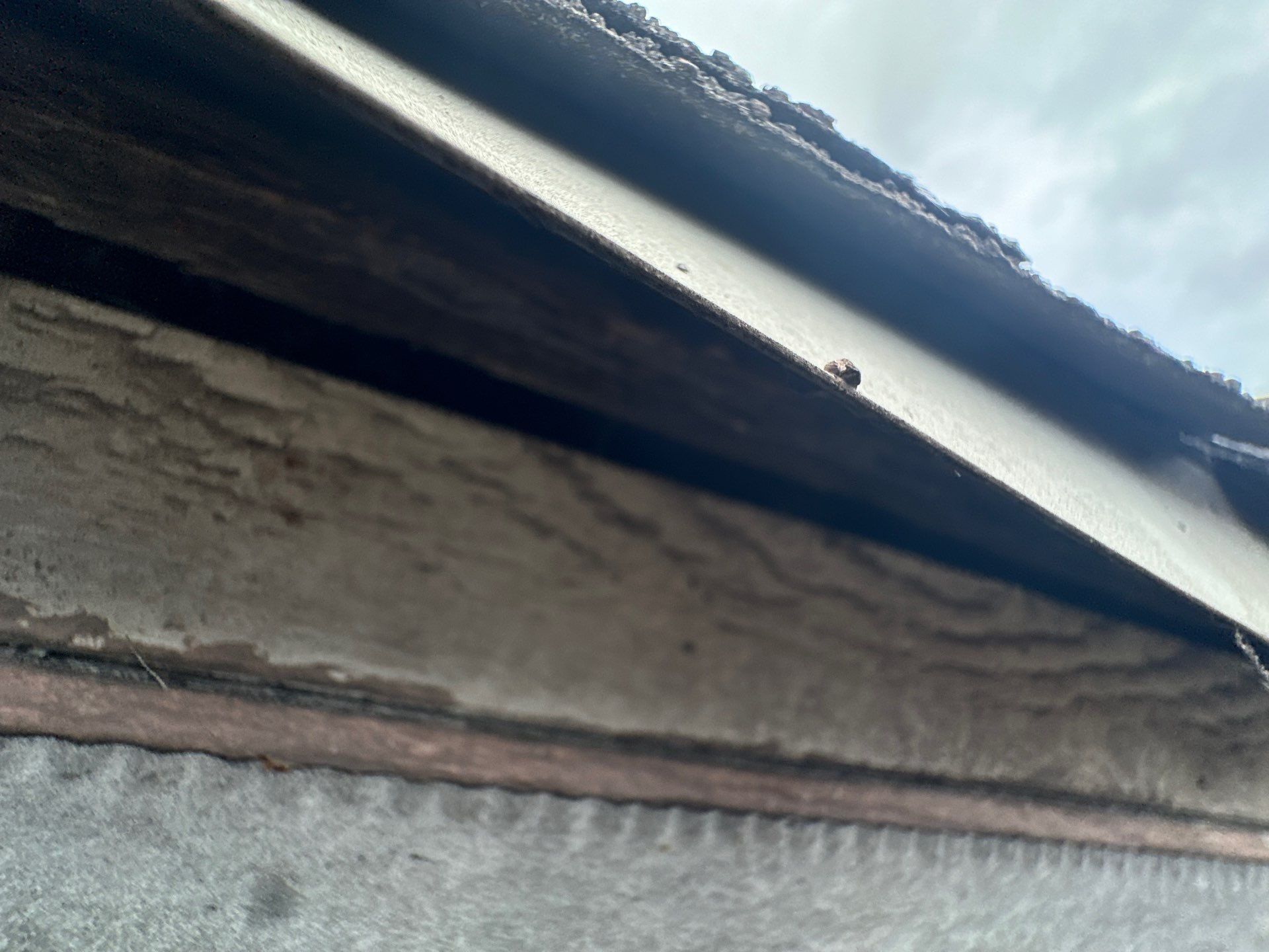 Metal edge above the gutter