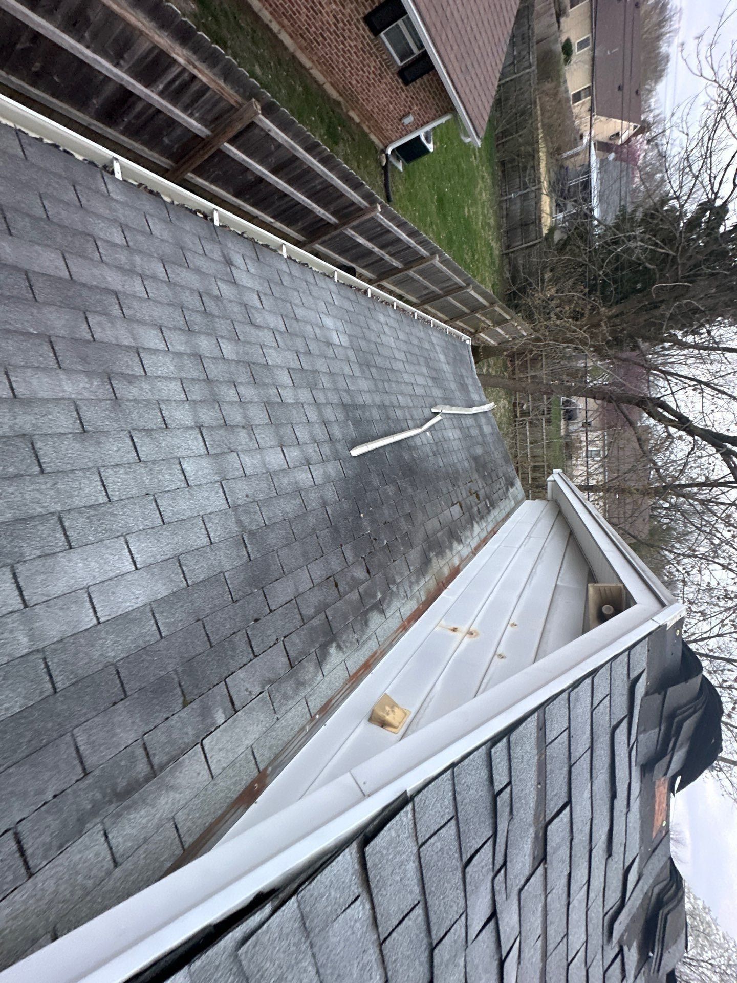 Roof edge, gutter and shingle field