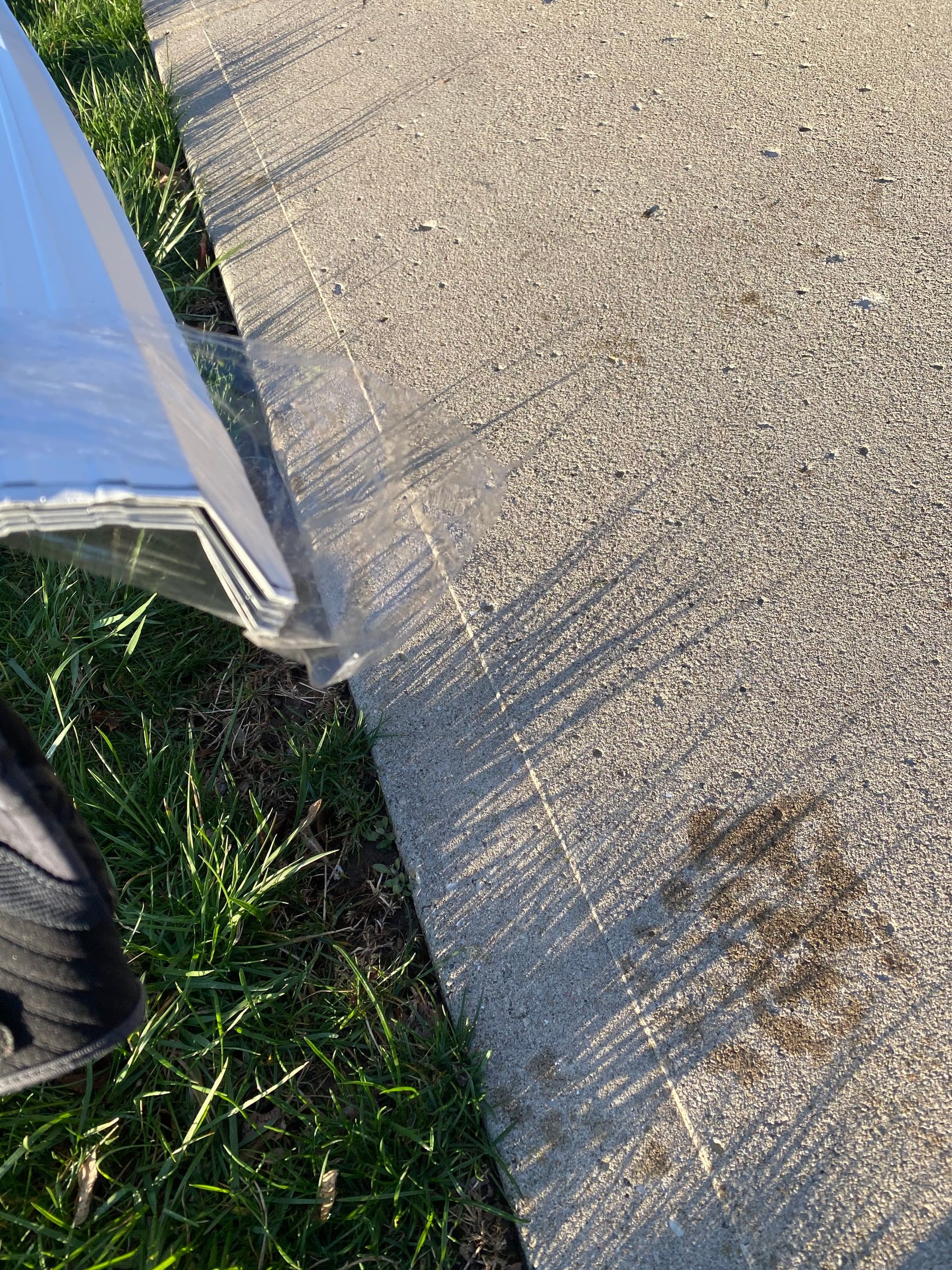 Shrink-wrapped edge metal at the drive lip