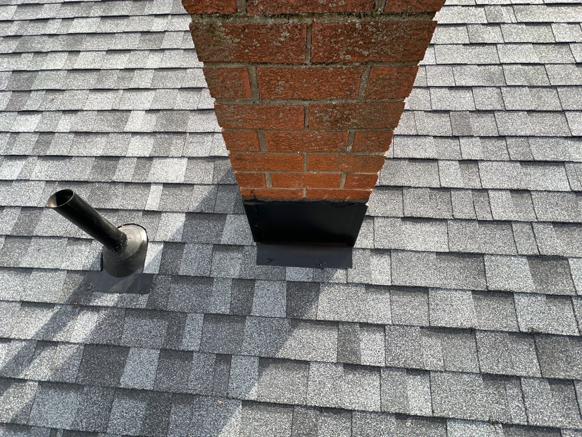 Base flashing at the chimney foot