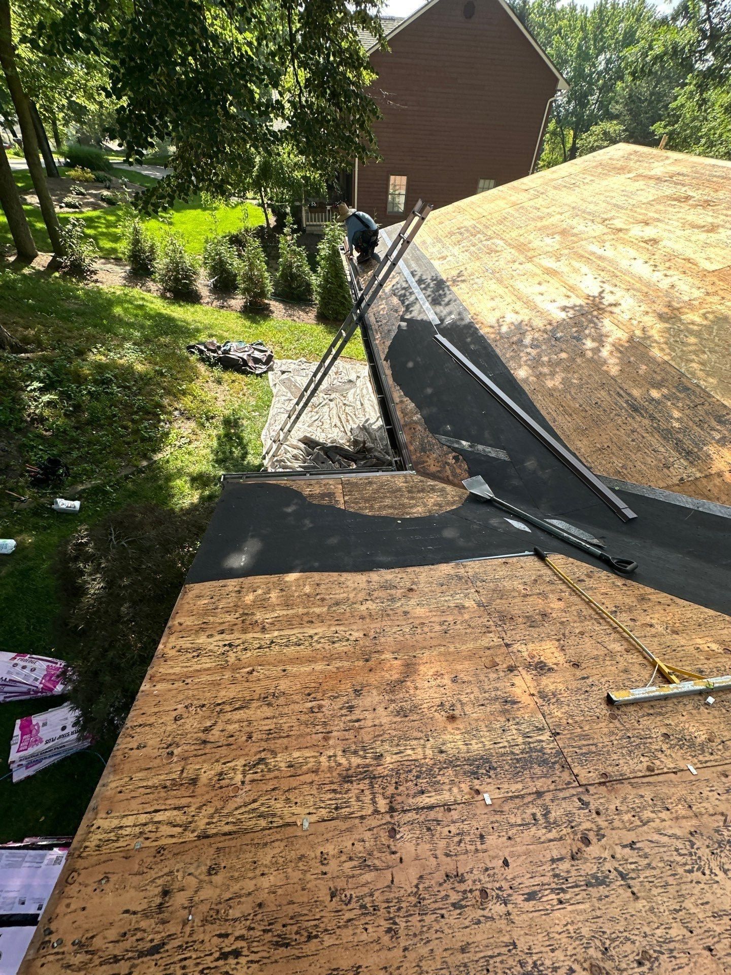 New sheathing and dark membrane at the edge