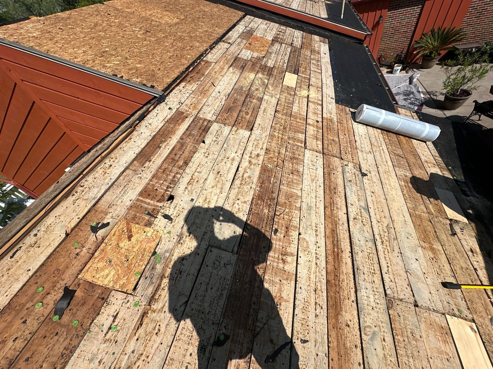 Sheathing panels in the plank decking