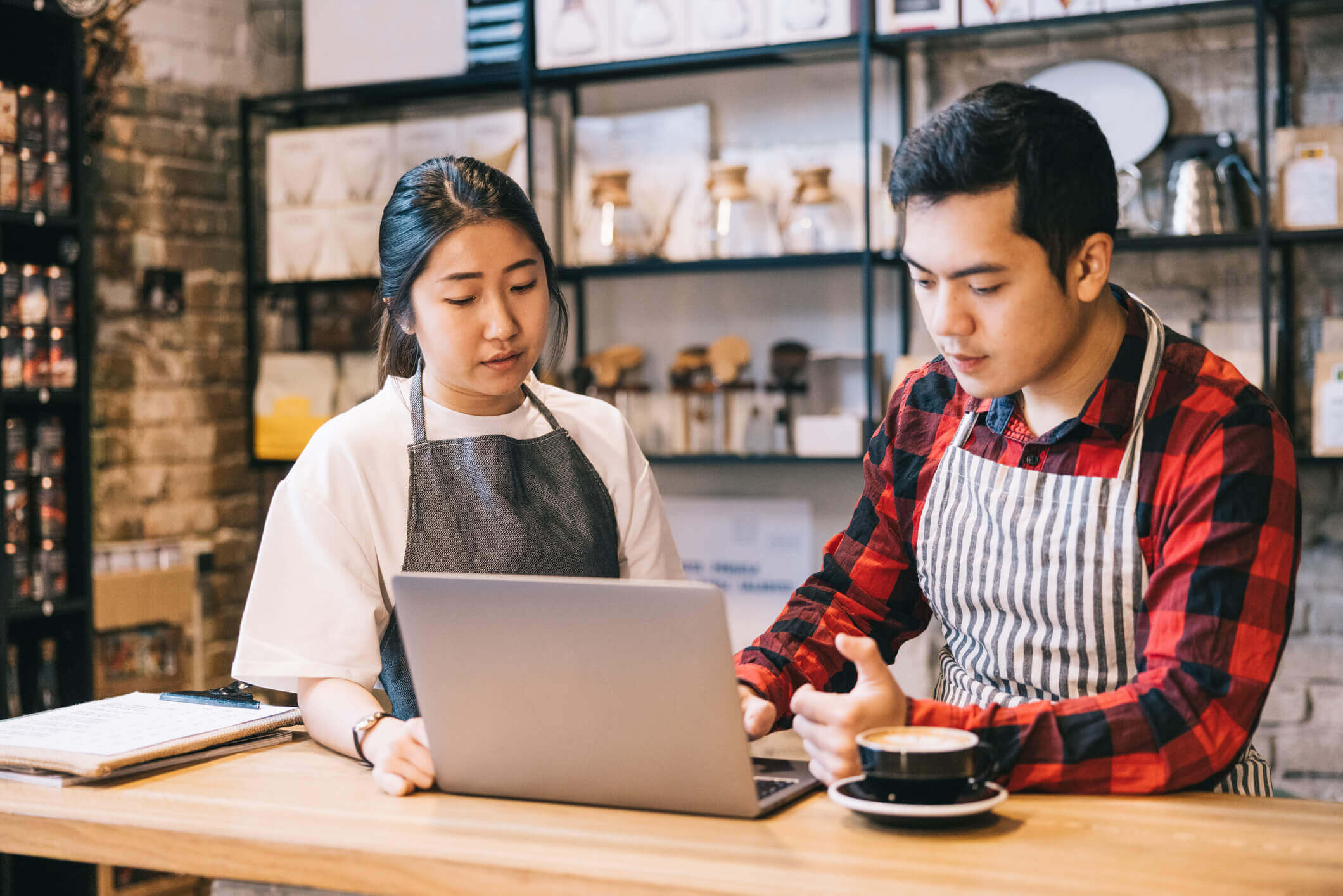 cafe owners plan the business