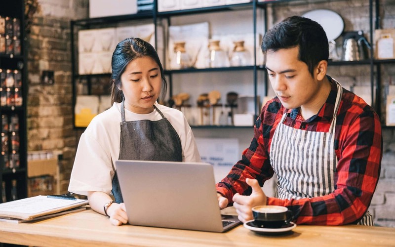 cafe owners plan the business