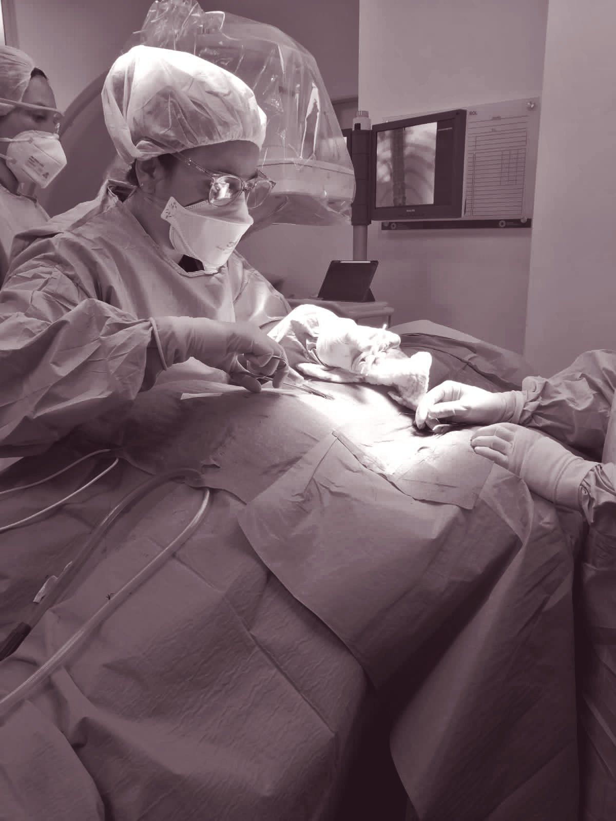 Manos de una paciente acompañada en consulta de manejo del dolor