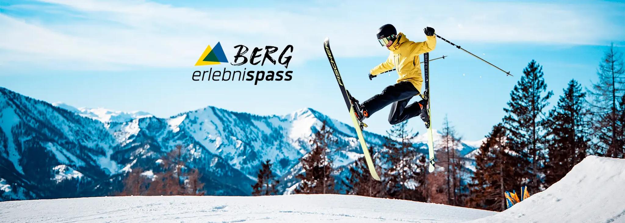Skifahrer im Funpark, Bergpanorama im Hintergrund, Bergerlebnispass Logo