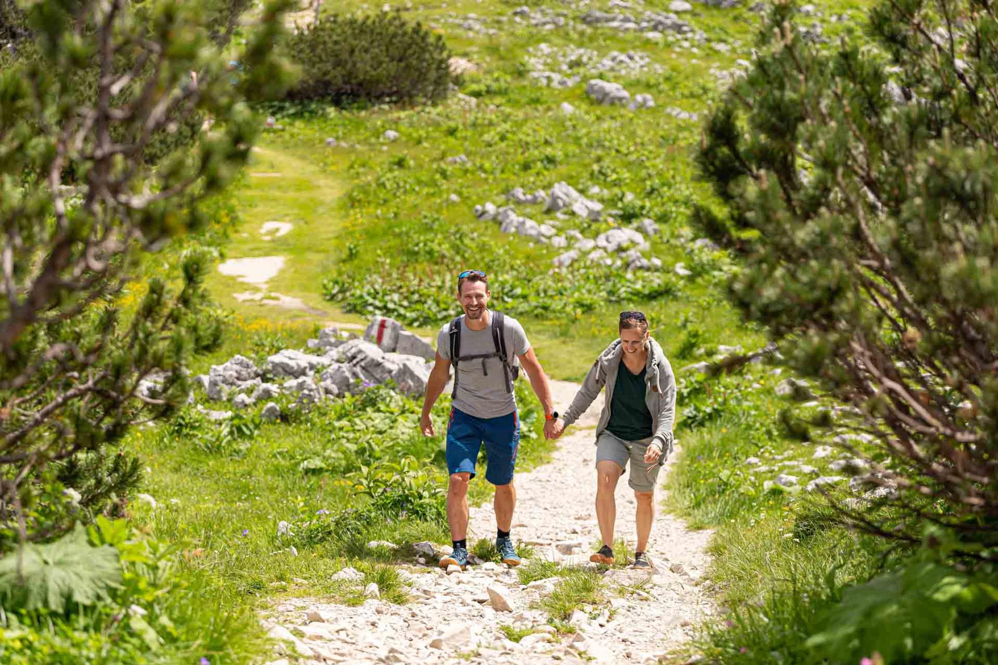 Paar beim Wandern