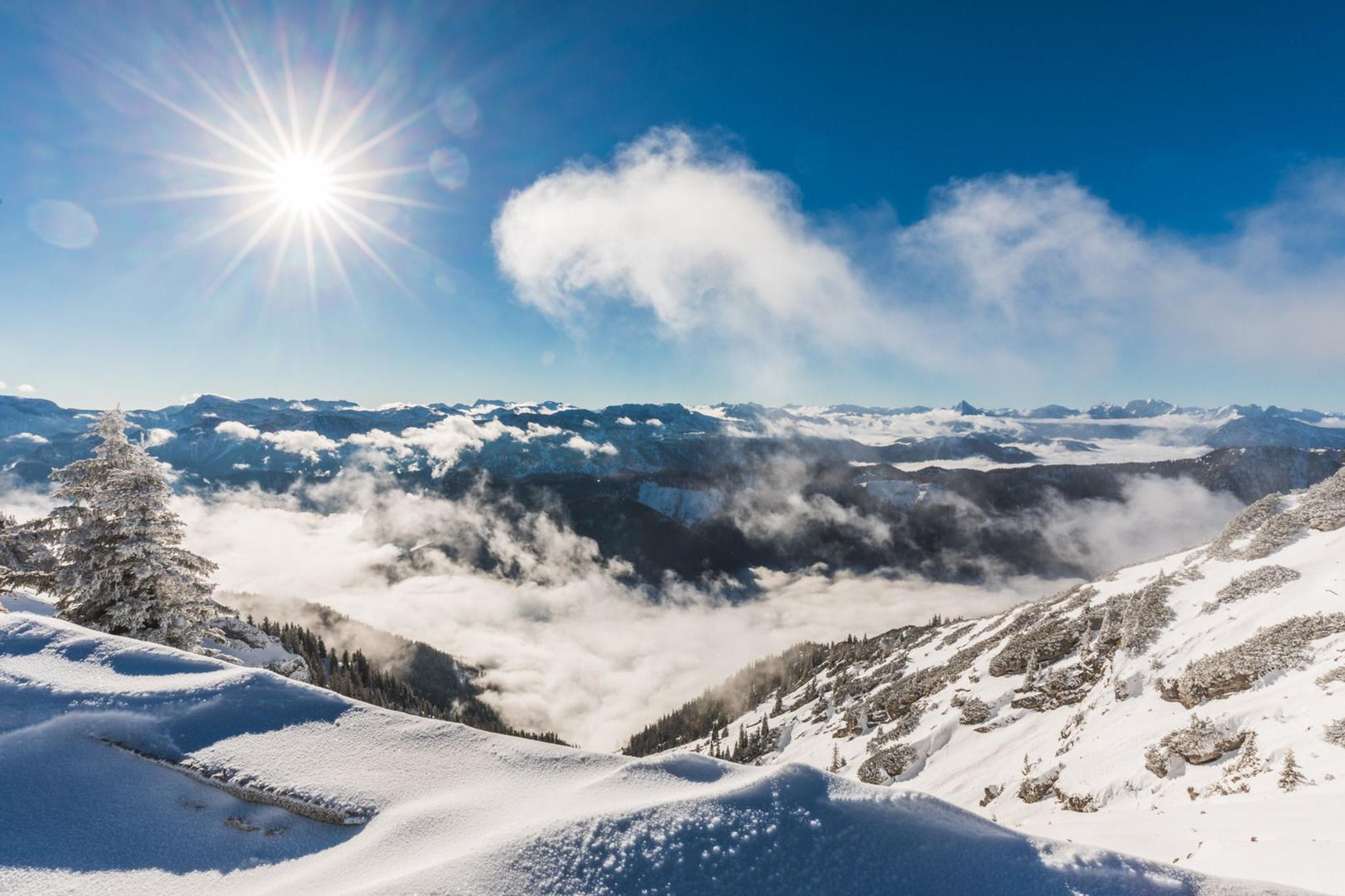 Panorama verschneite Berge mit Nebel