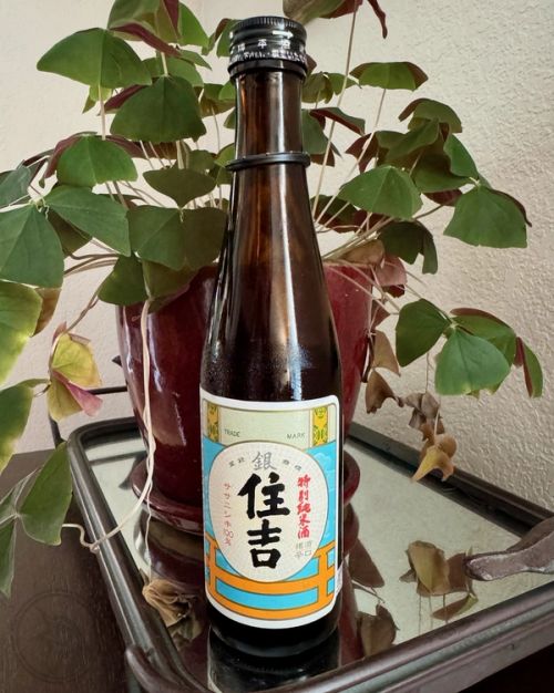 Taruhei Shuzo Gin Sumiyoshi Tokubetsu Junmai sake bottle