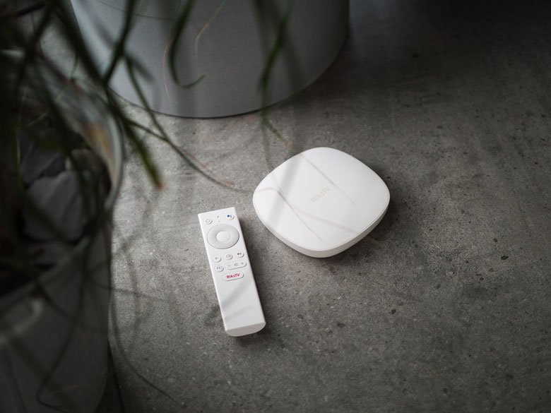 Bilde av RiksTVs Strømmeboks og tilhørende fjernkontroll som gir deg en enkel brukeropplevelse når du skal se på TV.