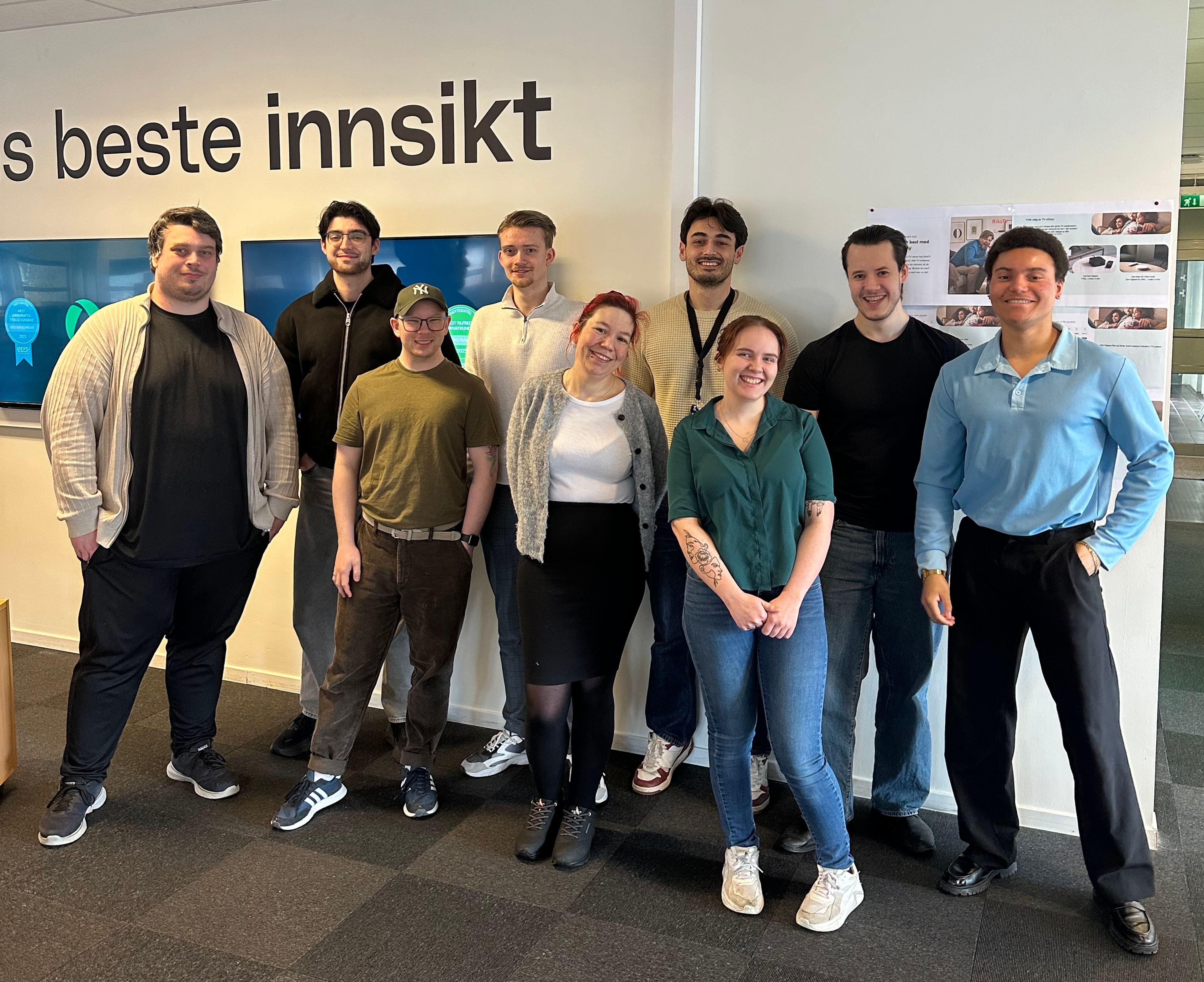 Ansatte i NextGenTel med konfetti som feirer