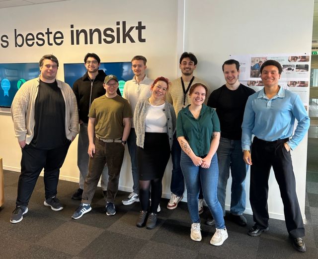 Ansatte i NextGenTel med konfetti som feirer