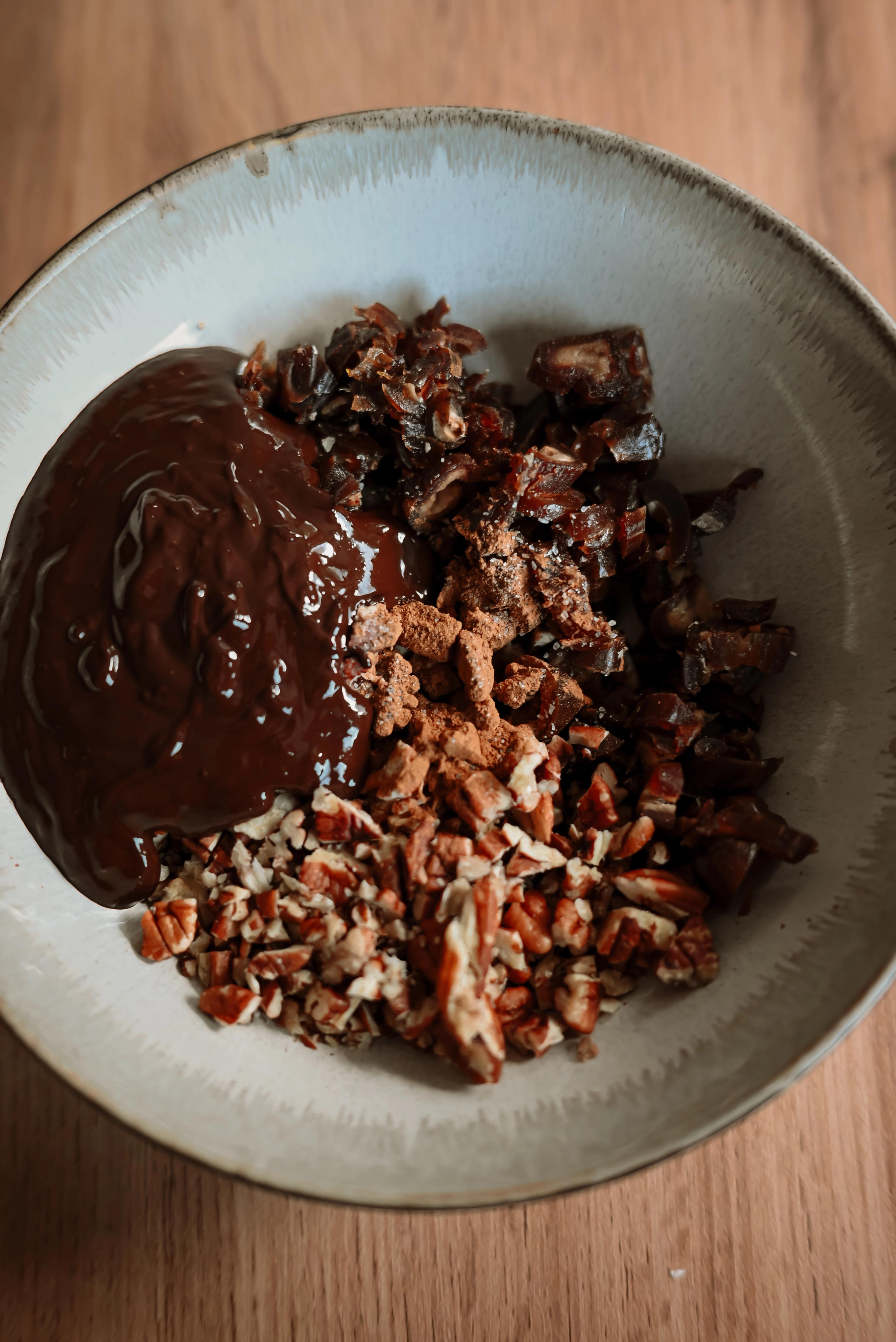 Datolyás–pekándiós csokifalatok