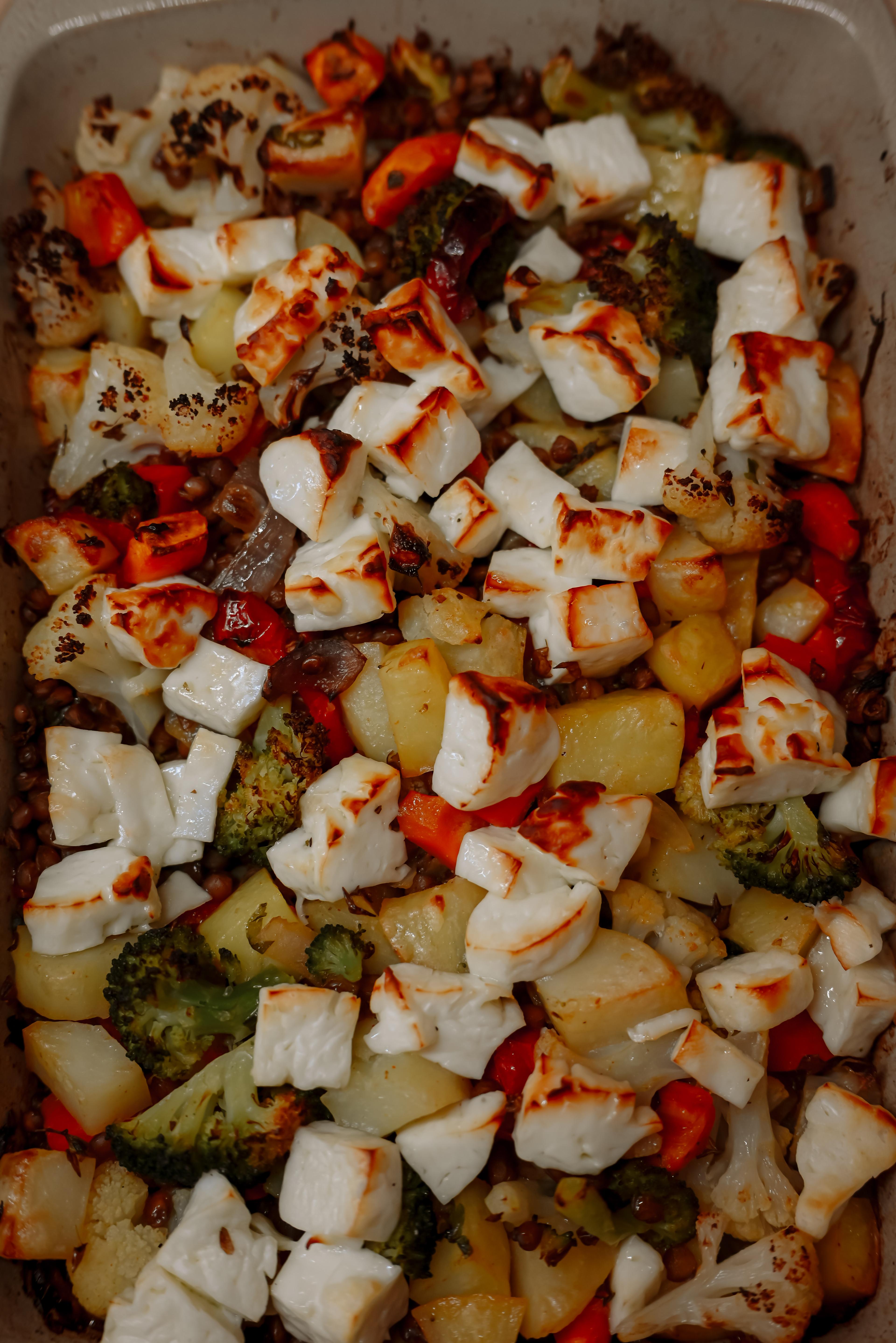 Sütőben sült halloumi sült zöldségekkel