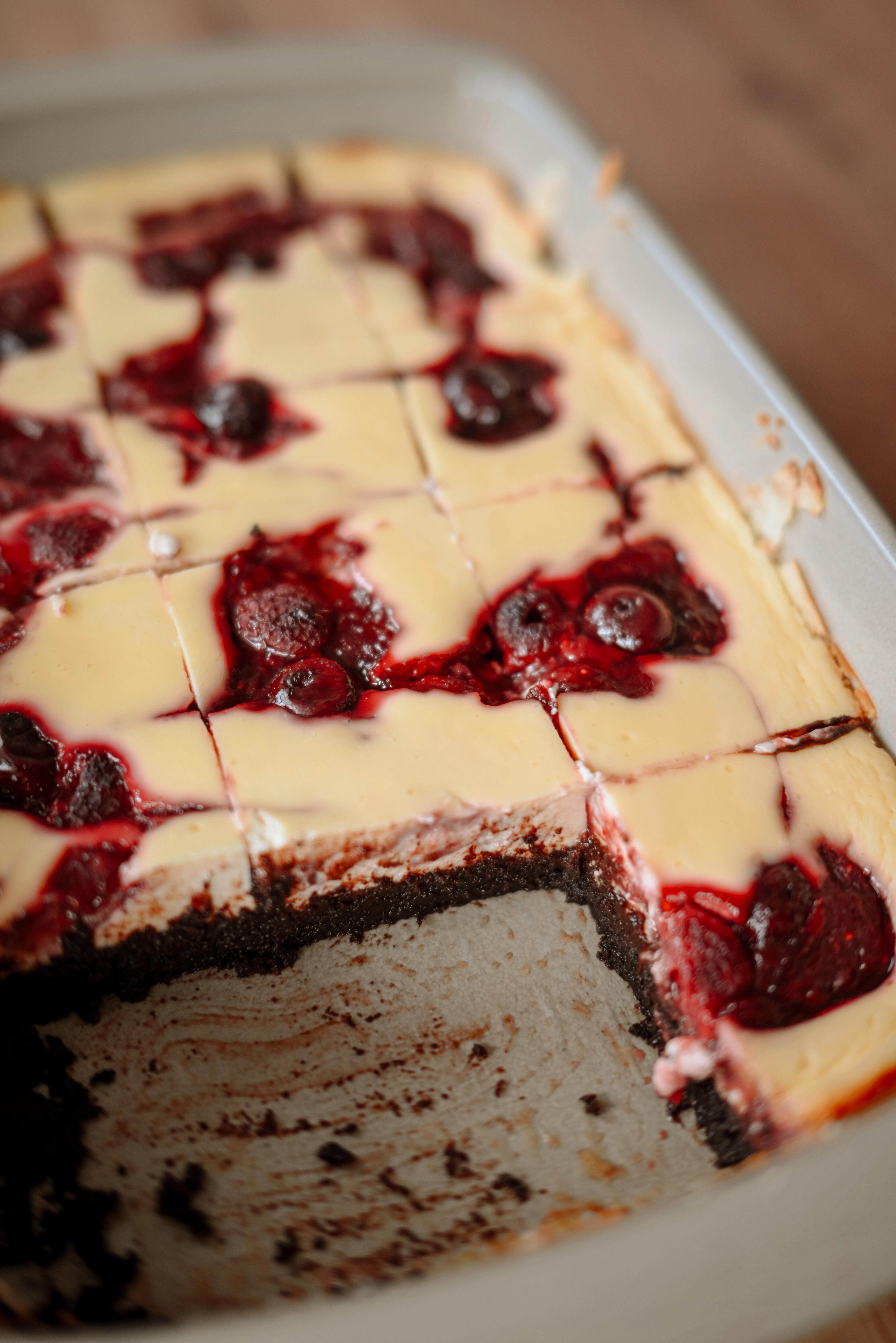 Bogyós gyümölcsös sajttortás brownie