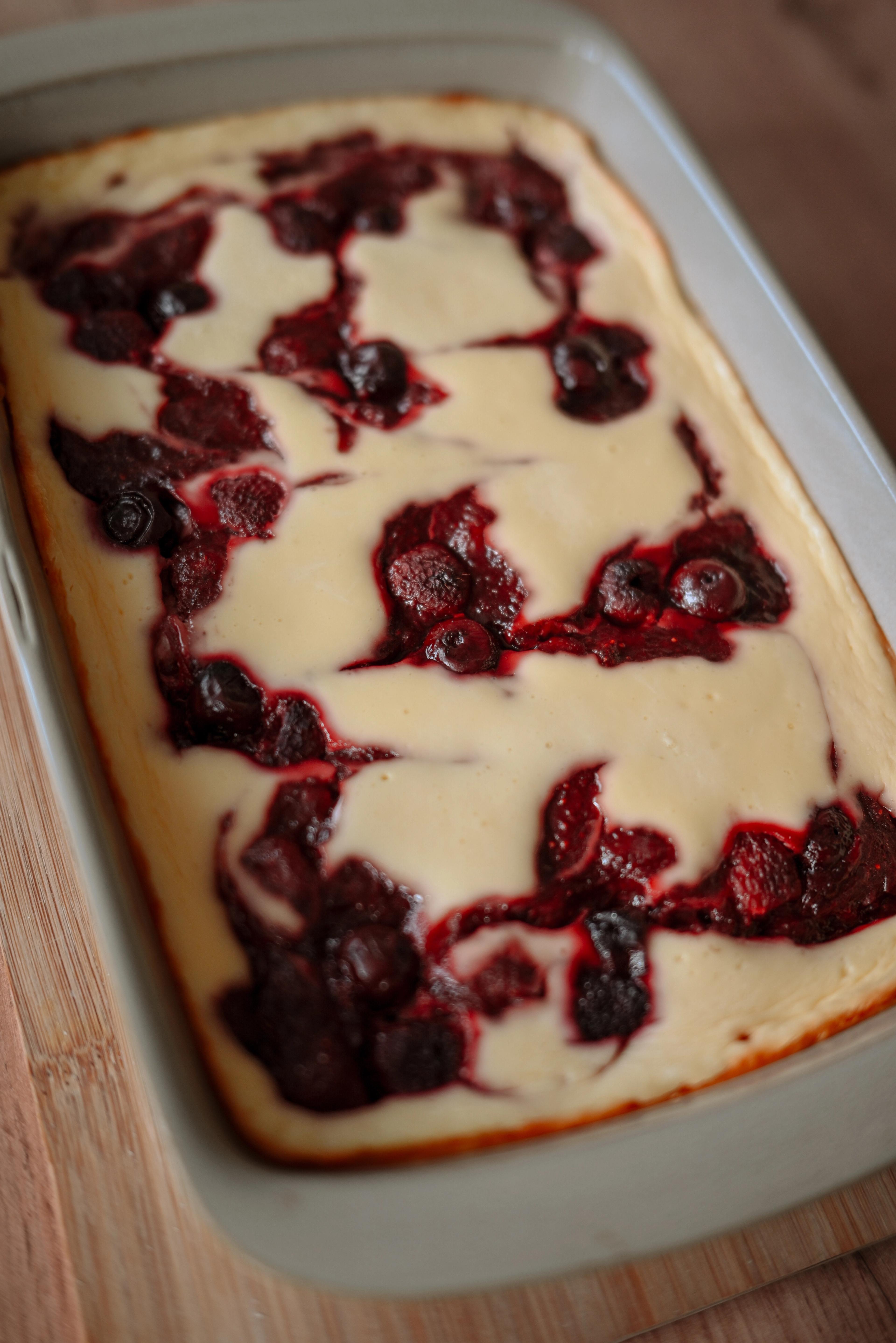 Bogyós gyümölcsös sajttortás brownie